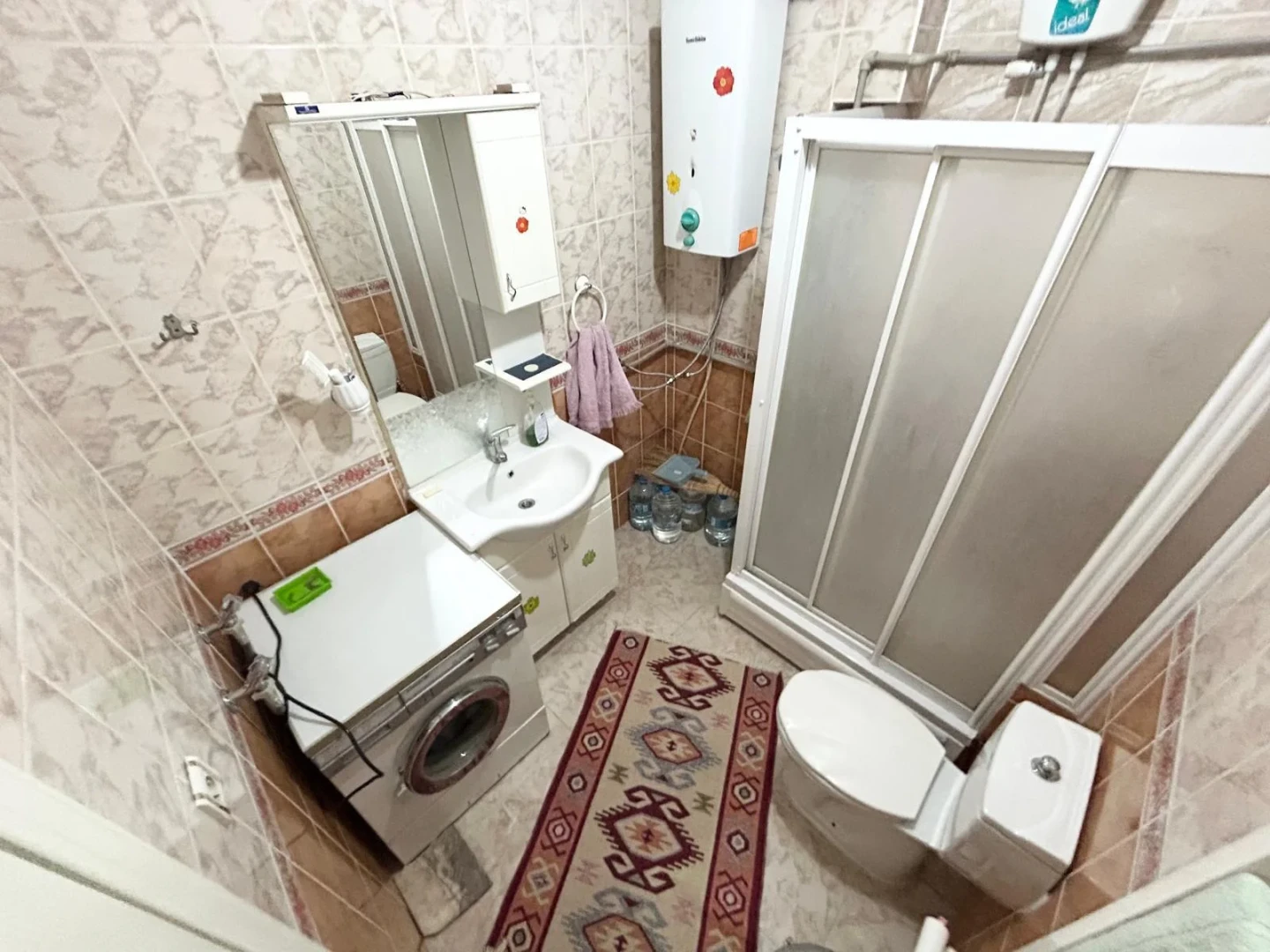 YÜKSELDEN SATILIK AKÇAYDA AYRI MUTFAKLI ÖN CEPHE FIRSAT 2+1DAİRE