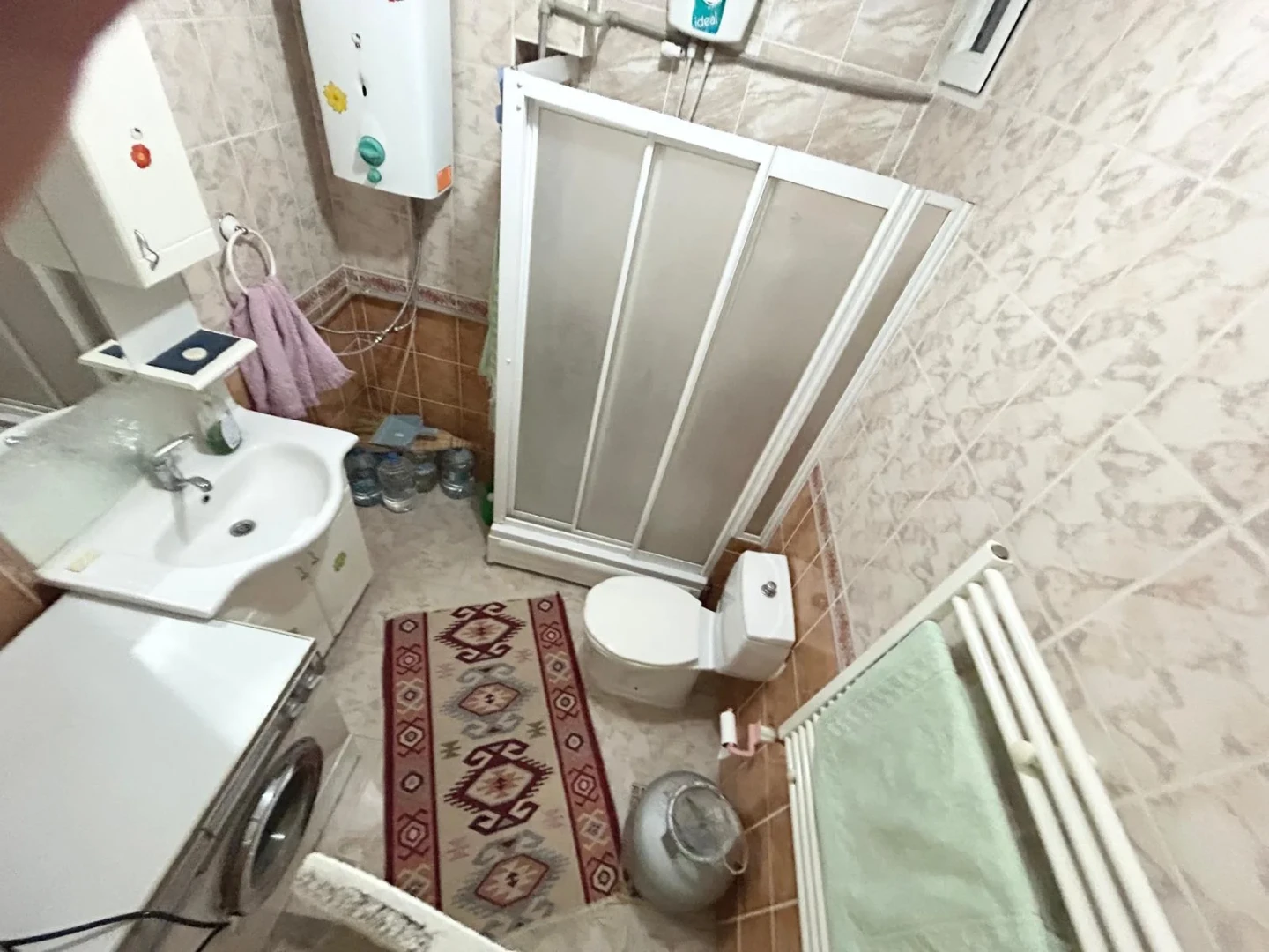 YÜKSELDEN SATILIK AKÇAYDA AYRI MUTFAKLI ÖN CEPHE FIRSAT 2+1DAİRE