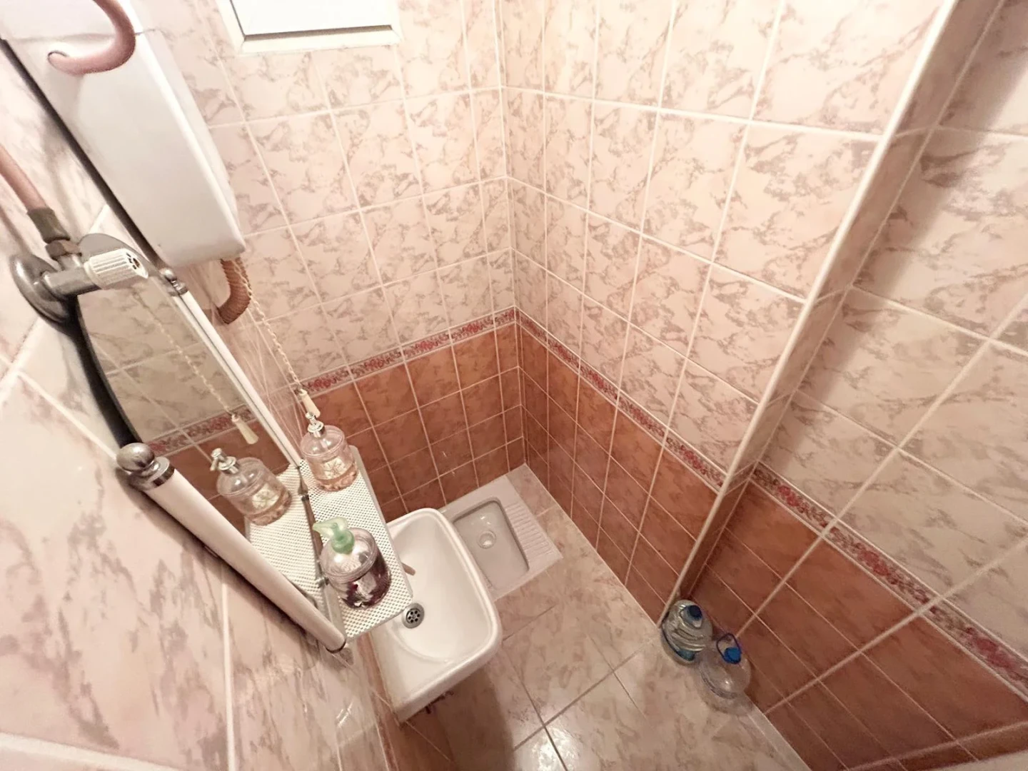 YÜKSELDEN SATILIK AKÇAYDA AYRI MUTFAKLI ÖN CEPHE FIRSAT 2+1DAİRE