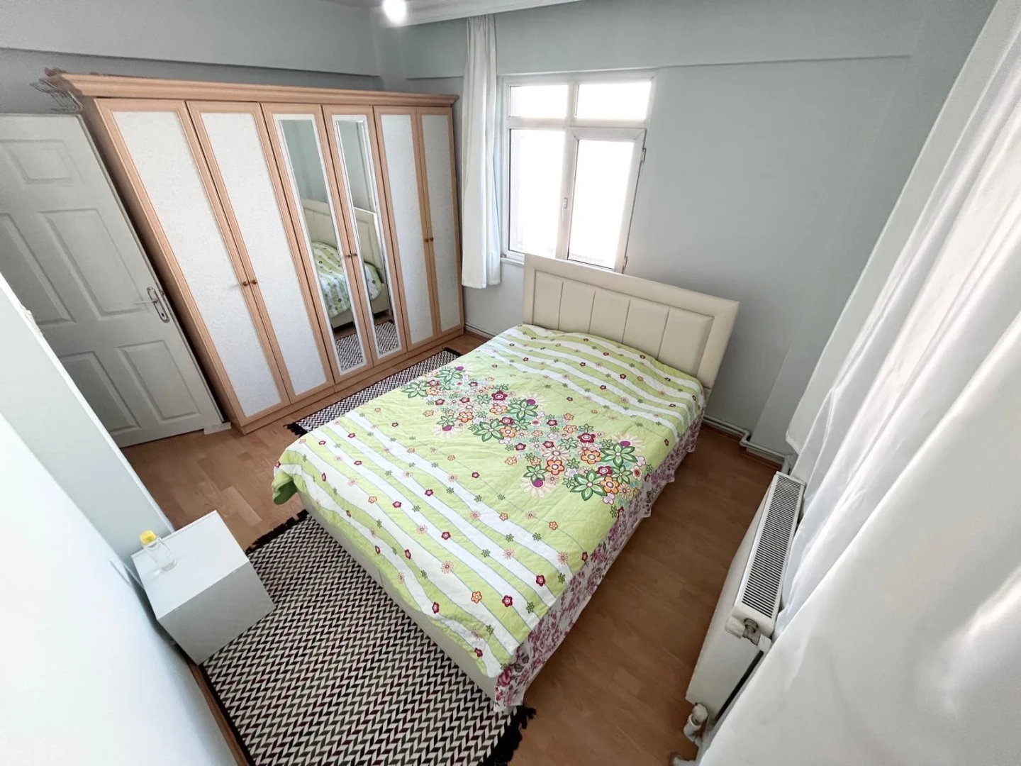 YÜKSELDEN SATILIK AKÇAYDA AYRI MUTFAKLI ÖN CEPHE FIRSAT 2+1DAİRE