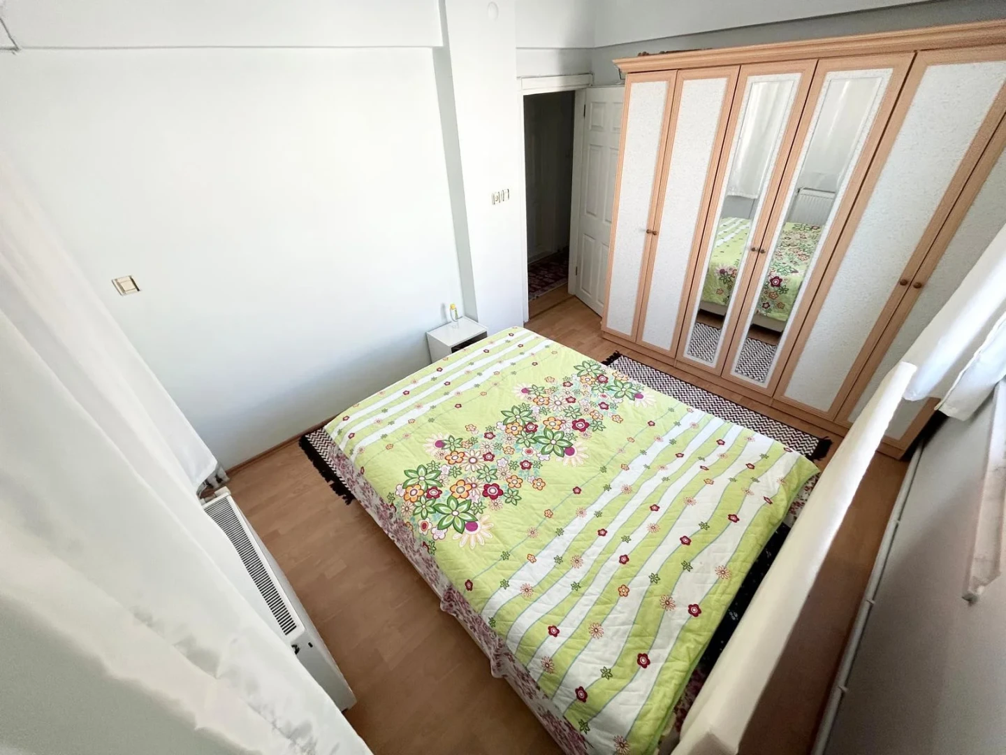 YÜKSELDEN SATILIK AKÇAYDA AYRI MUTFAKLI ÖN CEPHE FIRSAT 2+1DAİRE