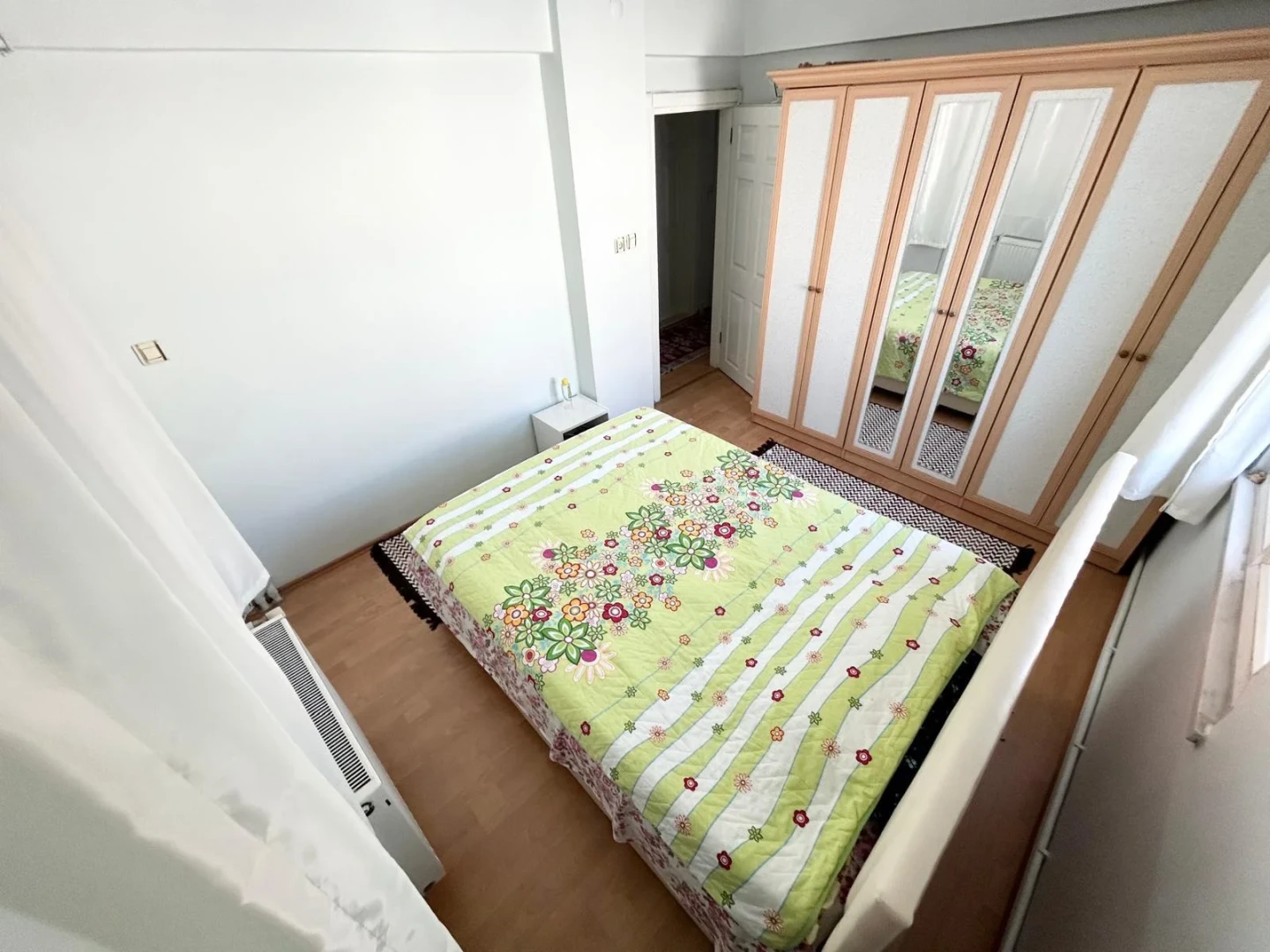 YÜKSELDEN SATILIK AKÇAYDA AYRI MUTFAKLI ÖN CEPHE FIRSAT 2+1DAİRE