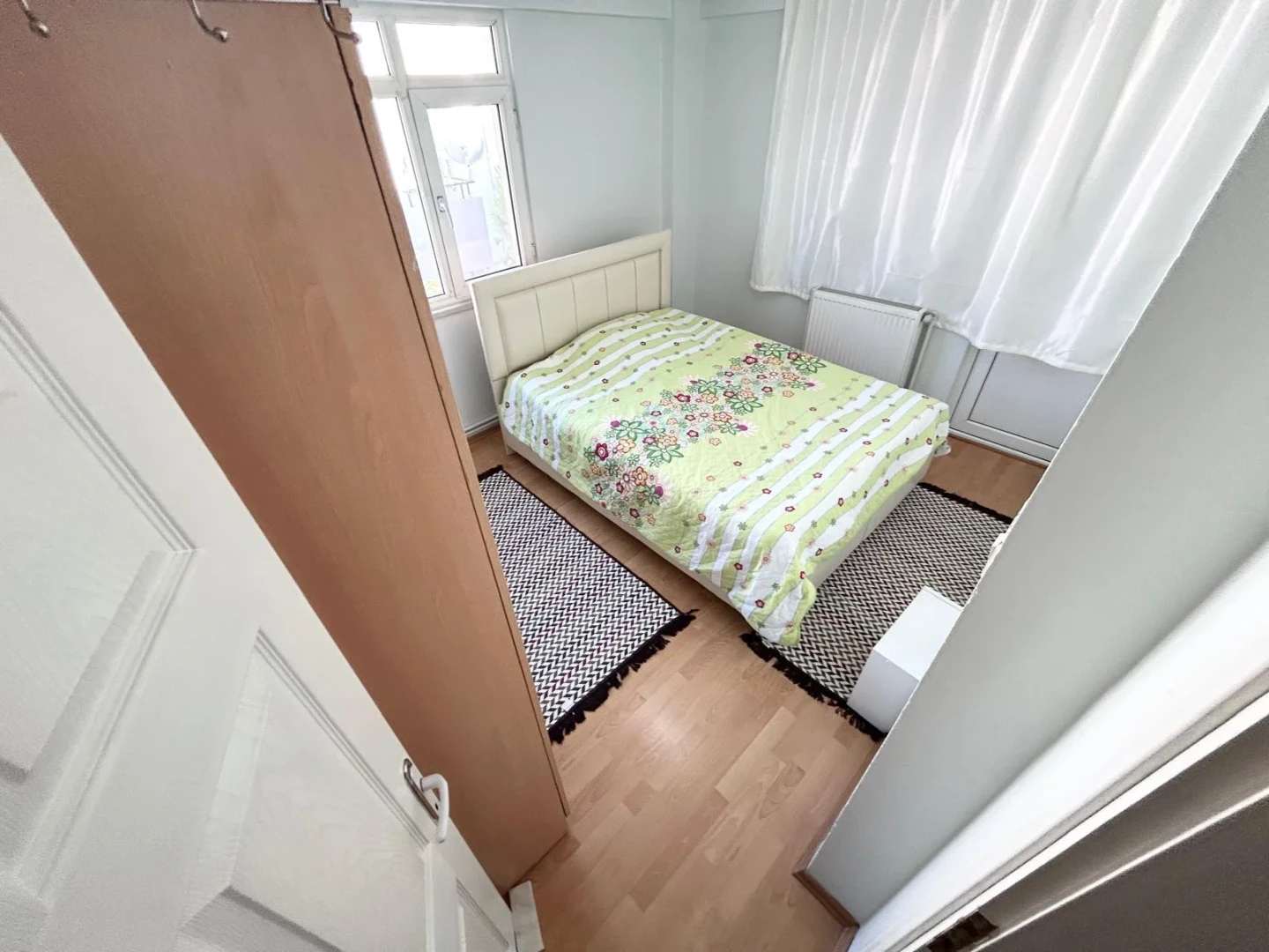 YÜKSELDEN SATILIK AKÇAYDA AYRI MUTFAKLI ÖN CEPHE FIRSAT 2+1DAİRE
