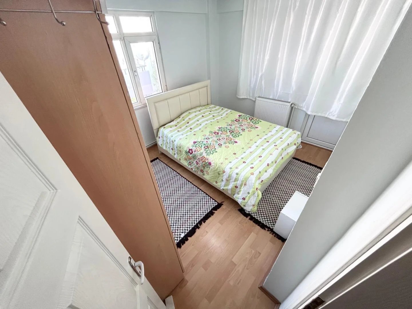 YÜKSELDEN SATILIK AKÇAYDA AYRI MUTFAKLI ÖN CEPHE FIRSAT 2+1DAİRE