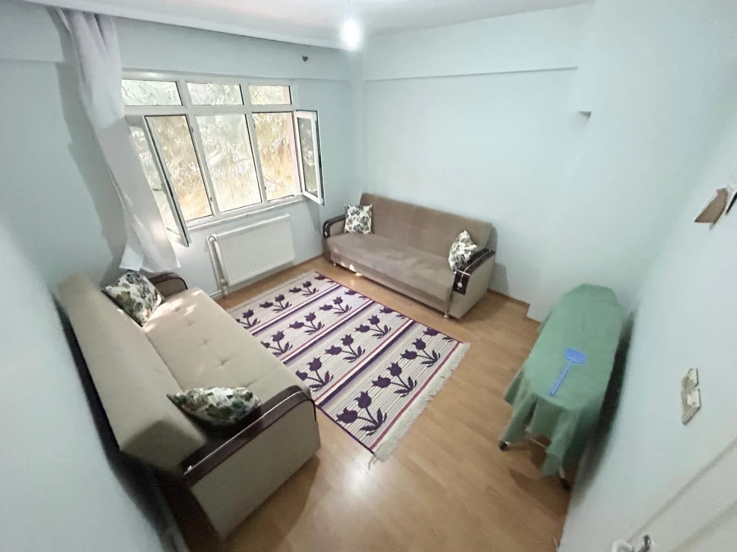 YÜKSELDEN SATILIK AKÇAYDA AYRI MUTFAKLI ÖN CEPHE FIRSAT 2+1DAİRE