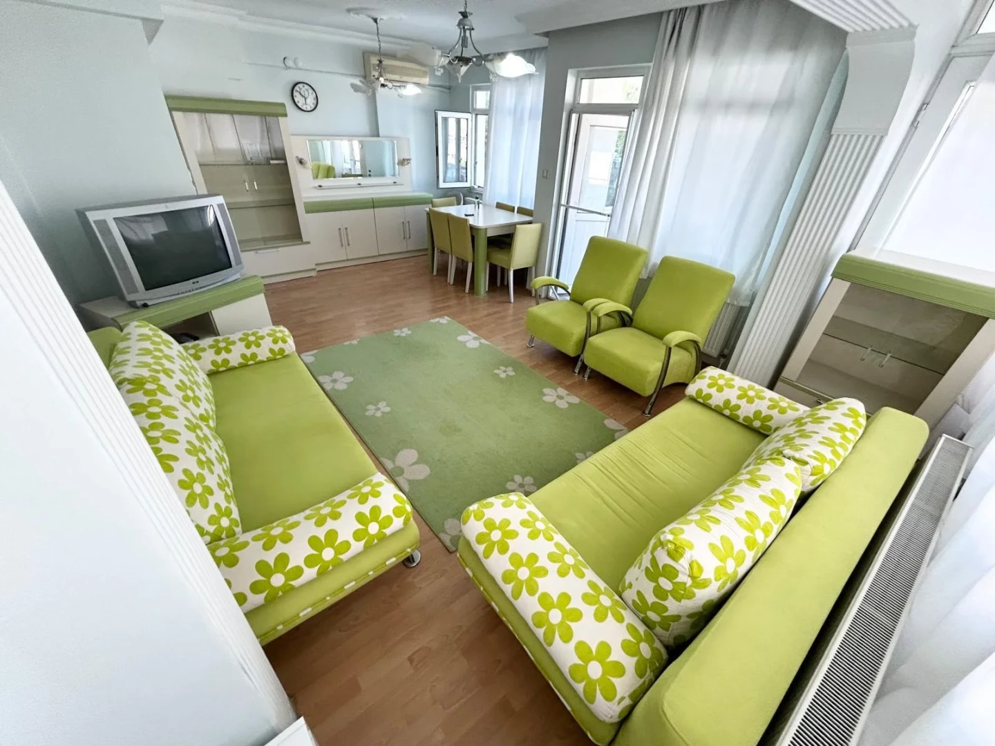 YÜKSELDEN SATILIK AKÇAYDA AYRI MUTFAKLI ÖN CEPHE FIRSAT 2+1DAİRE