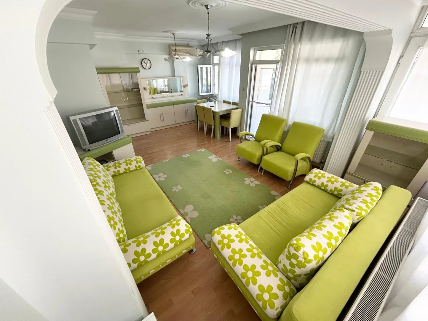 YÜKSELDEN SATILIK AKÇAYDA AYRI MUTFAKLI ÖN CEPHE FIRSAT 2+1DAİRE