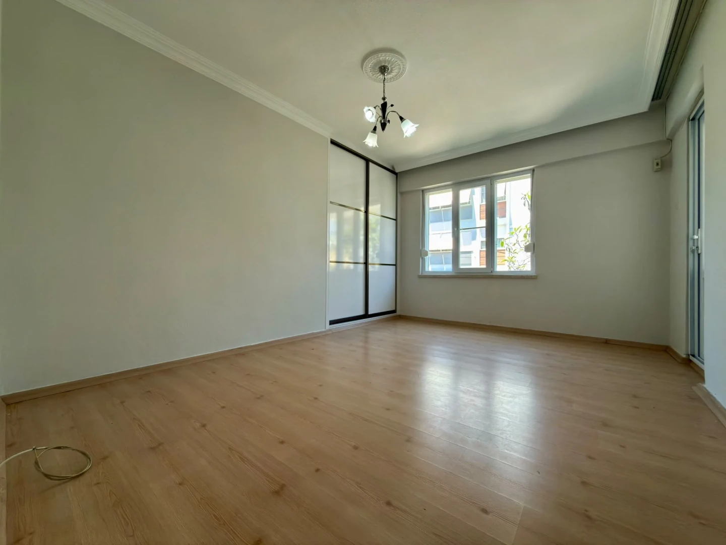 YÜKSELDEN DENİZE 200 METRE ARAKAT ÖN CEPHE SATILIK 2+1 DAİRE