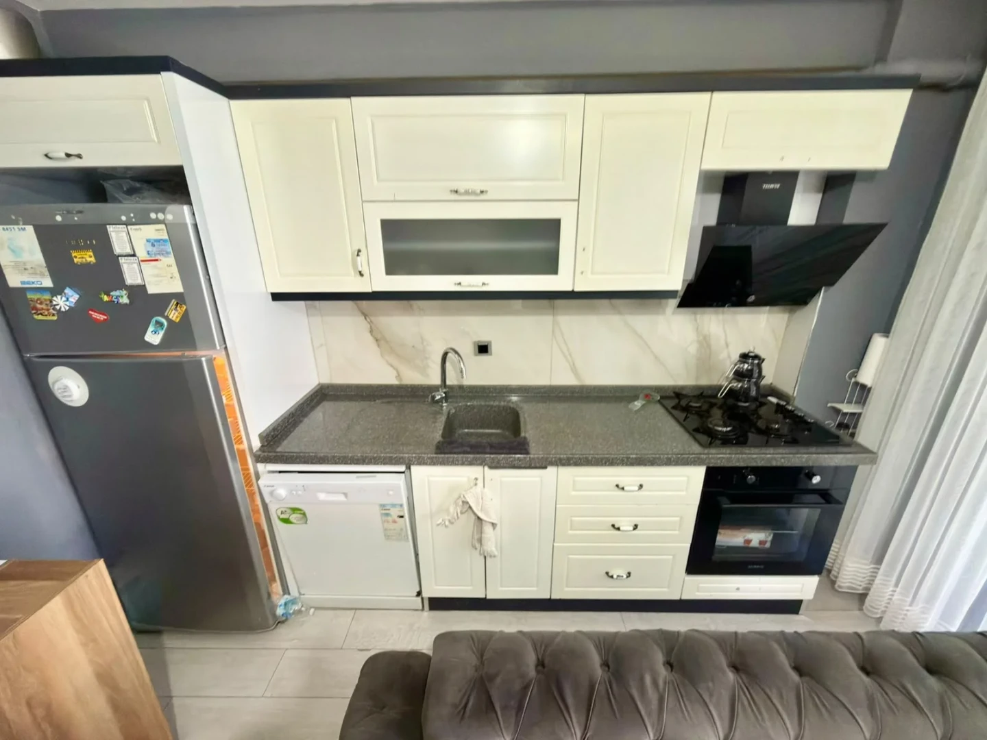 YÜKSELDEN ALTINKUMDA ÖN CEPHE DENİZE YAKIN SATILIK 1+1 LÜX DAİRE