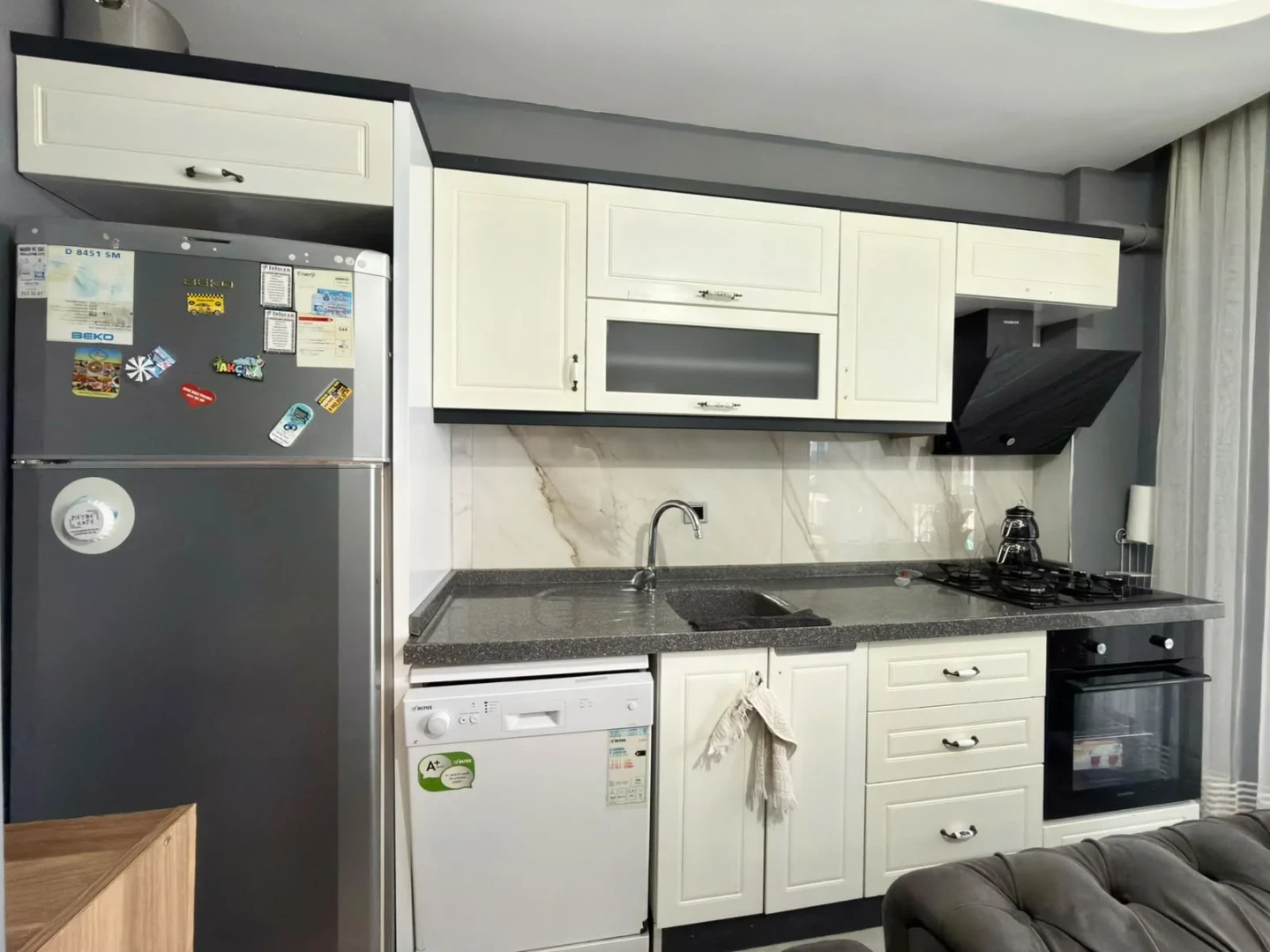 YÜKSELDEN ALTINKUMDA ÖN CEPHE DENİZE YAKIN SATILIK 1+1 LÜX DAİRE