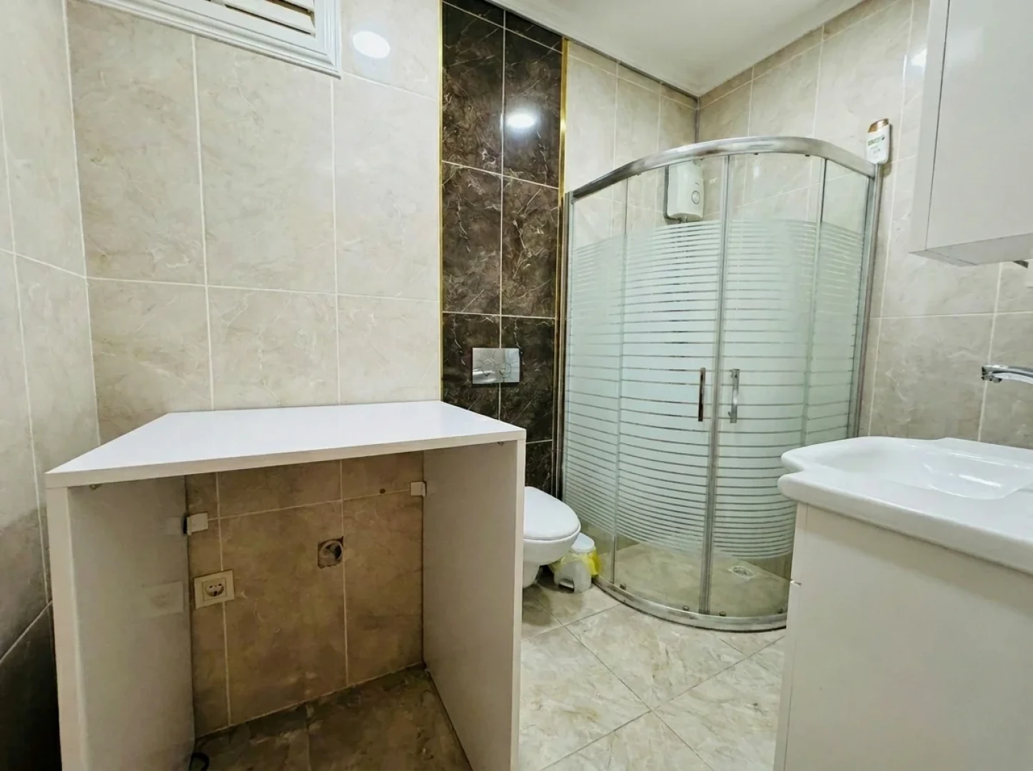 YÜKSELDEN AKÇAY'DA ÖNCEPHE ULTRA GENİŞ KAPALI OTOPARKLI 1+1DAİRE
