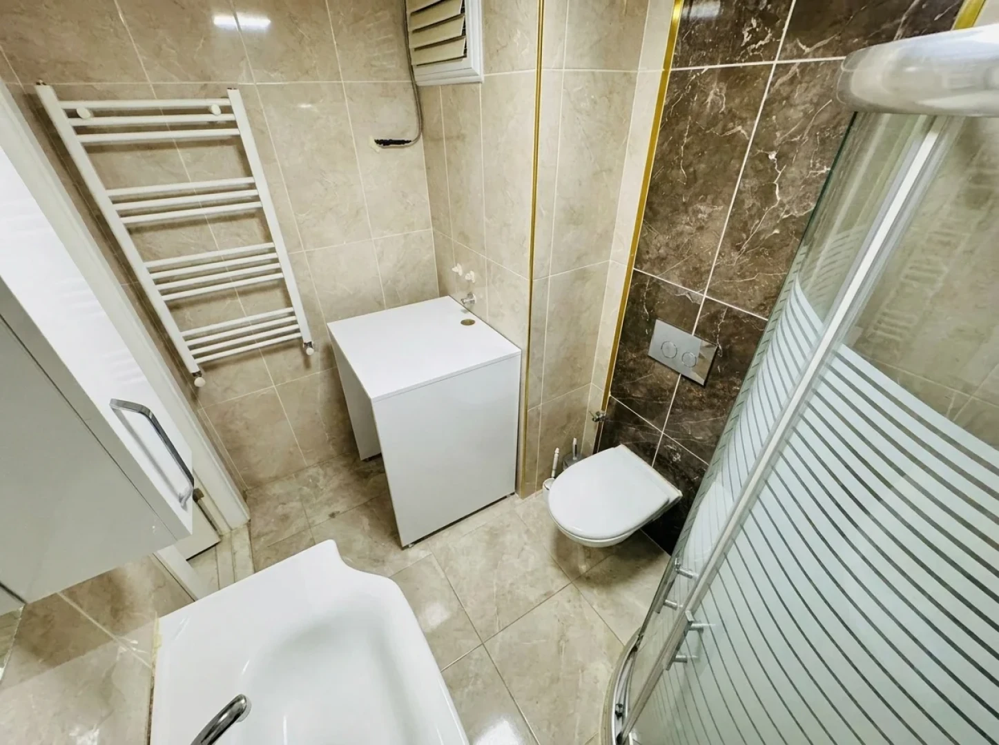 YÜKSELDEN AKÇAY'DA ÖNCEPHE ULTRA GENİŞ KAPALI OTOPARKLI 1+1DAİRE
