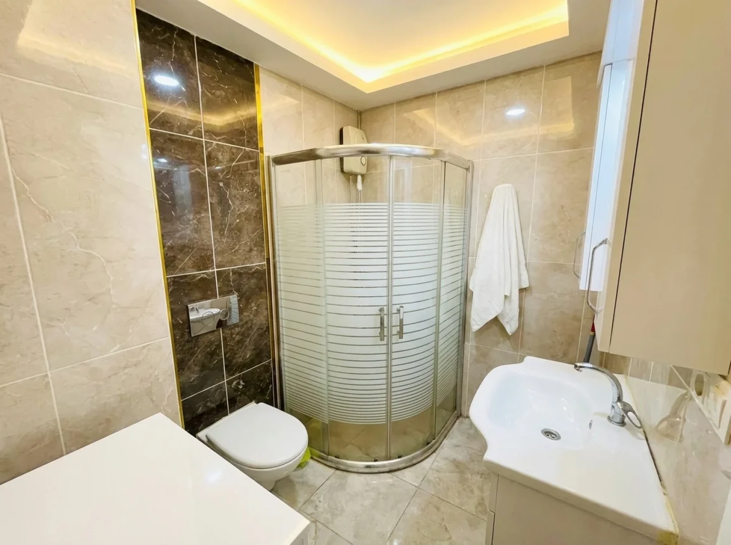 YÜKSELDEN AKÇAY'DA ÖNCEPHE ULTRA GENİŞ KAPALI OTOPARKLI 1+1DAİRE