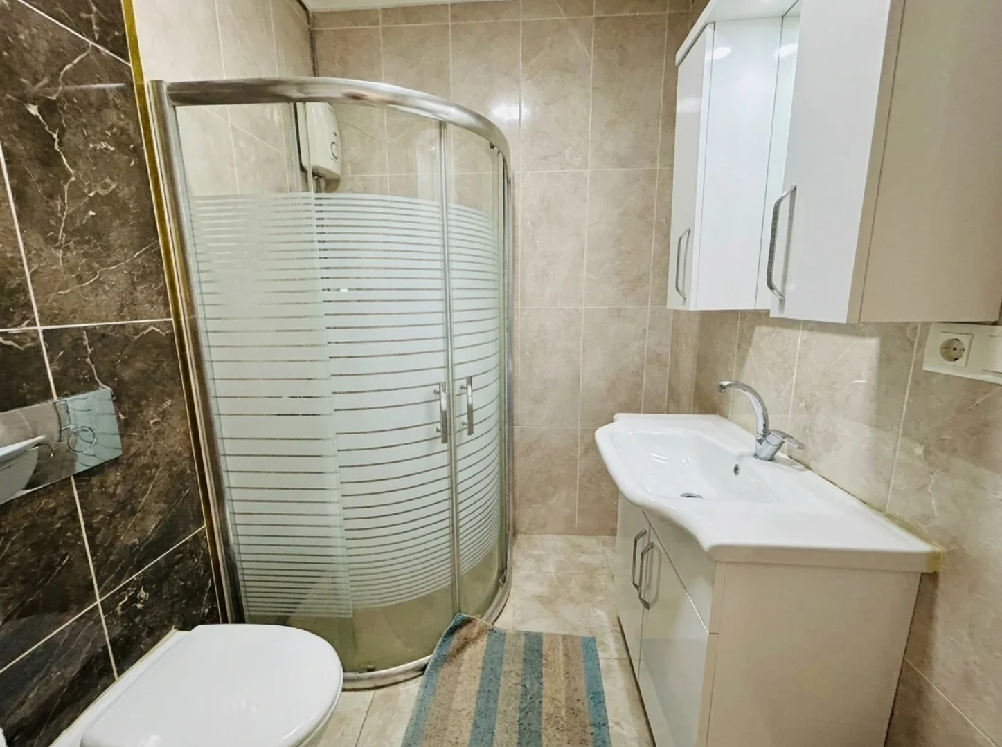 YÜKSELDEN AKÇAY'DA ÖNCEPHE ULTRA GENİŞ KAPALI OTOPARKLI 1+1DAİRE