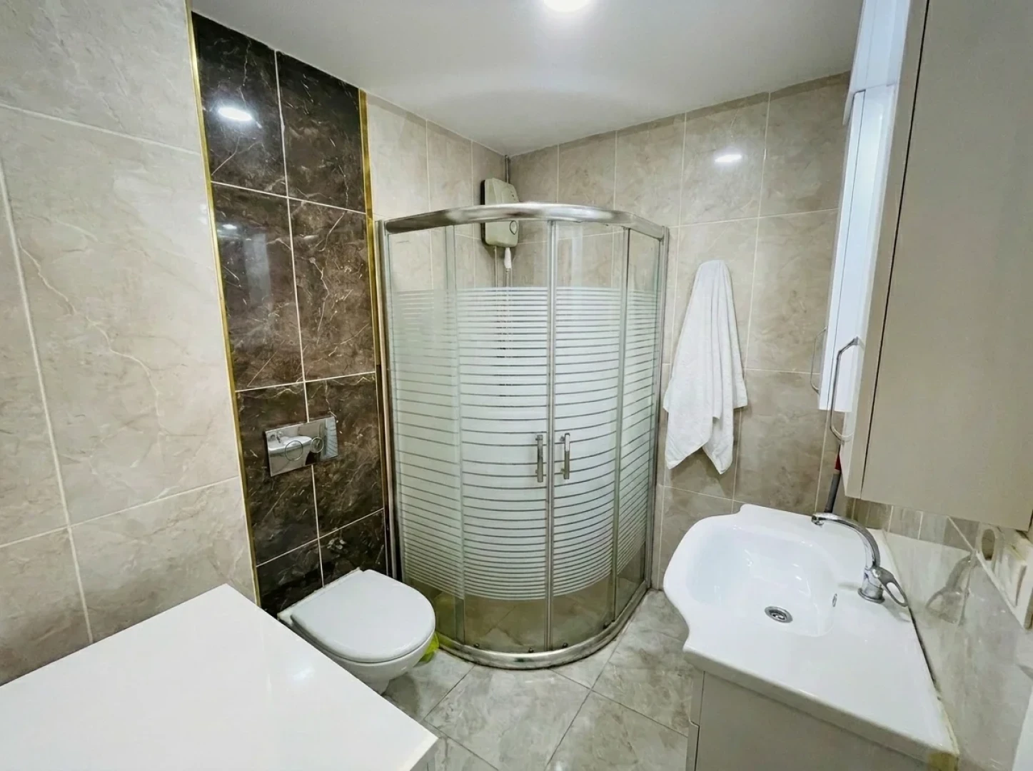 YÜKSELDEN AKÇAY'DA ÖNCEPHE ULTRA GENİŞ KAPALI OTOPARKLI 1+1DAİRE