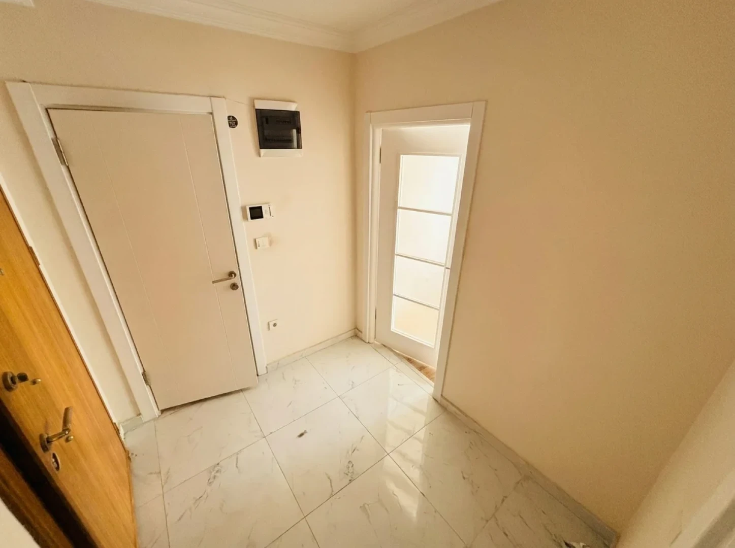 YÜKSELDEN AKÇAY'DA ÖNCEPHE ULTRA GENİŞ KAPALI OTOPARKLI 1+1DAİRE
