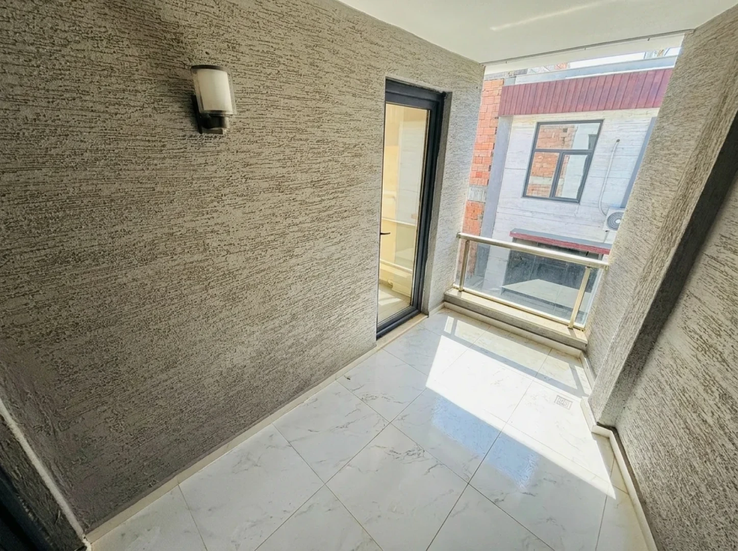 YÜKSELDEN AKÇAY'DA ÖNCEPHE ULTRA GENİŞ KAPALI OTOPARKLI 1+1DAİRE