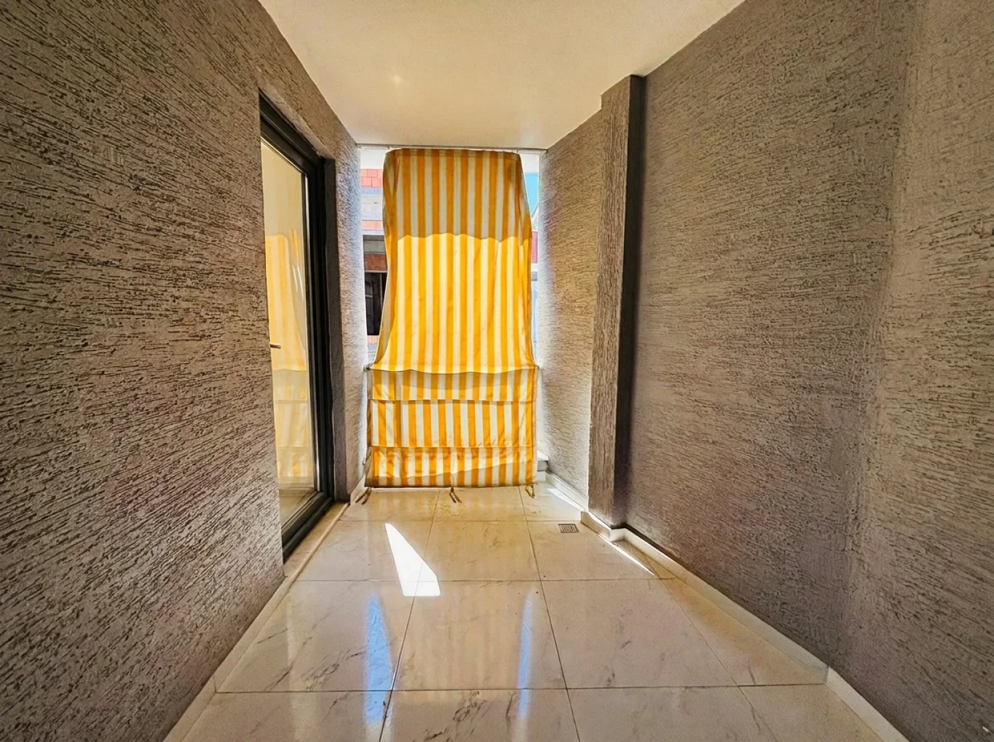 YÜKSELDEN AKÇAY'DA ÖNCEPHE ULTRA GENİŞ KAPALI OTOPARKLI 1+1DAİRE