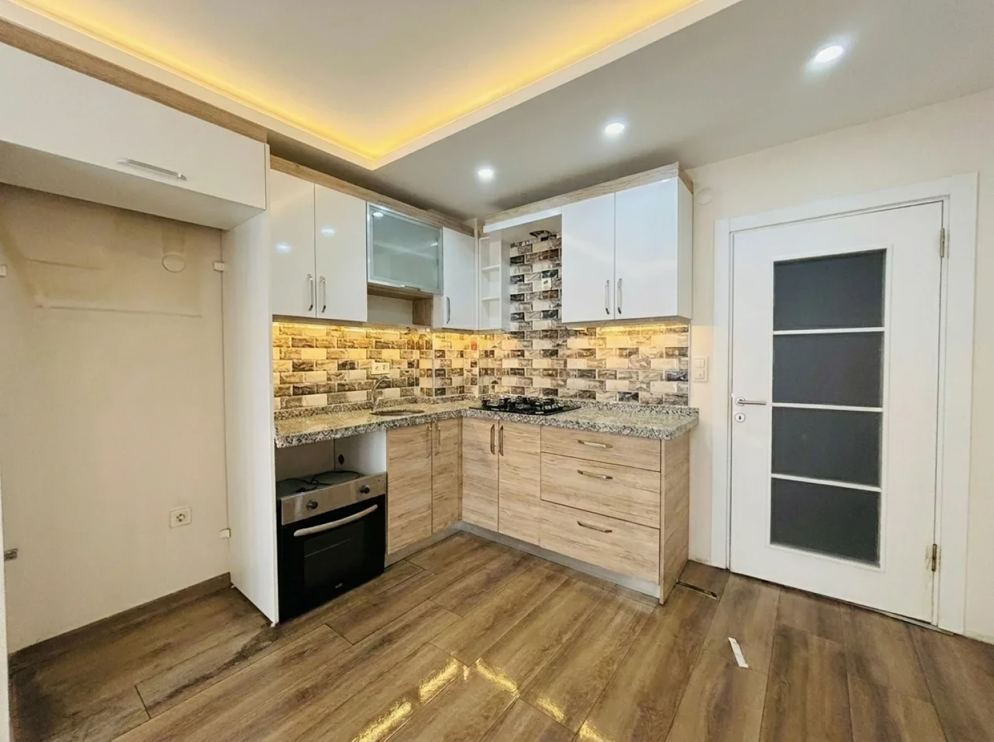 YÜKSELDEN AKÇAY'DA ÖNCEPHE ULTRA GENİŞ KAPALI OTOPARKLI 1+1DAİRE