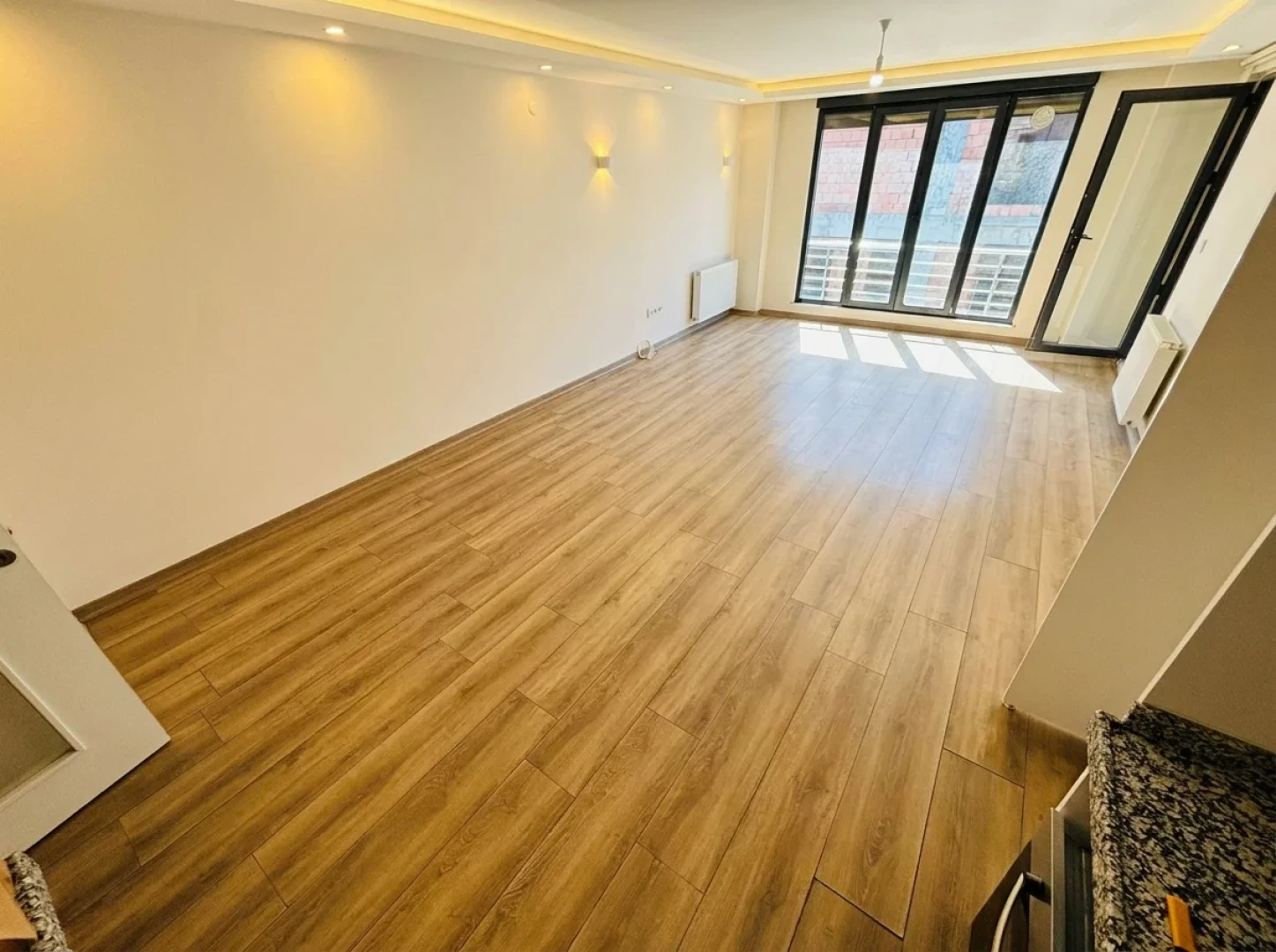 YÜKSELDEN AKÇAY'DA ÖNCEPHE ULTRA GENİŞ KAPALI OTOPARKLI 1+1DAİRE