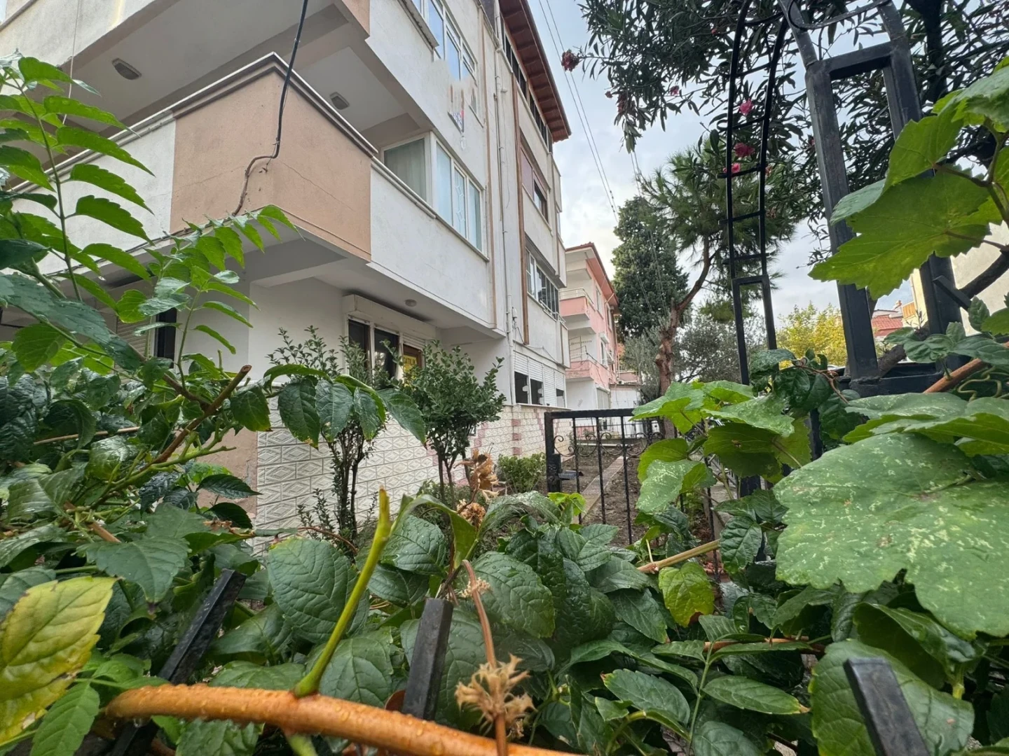 YÜKSEL'DEN ALTINKUM'DA DENİZE SADECE 1 ADIM ÖNCEPHE 2+1 DAİRE