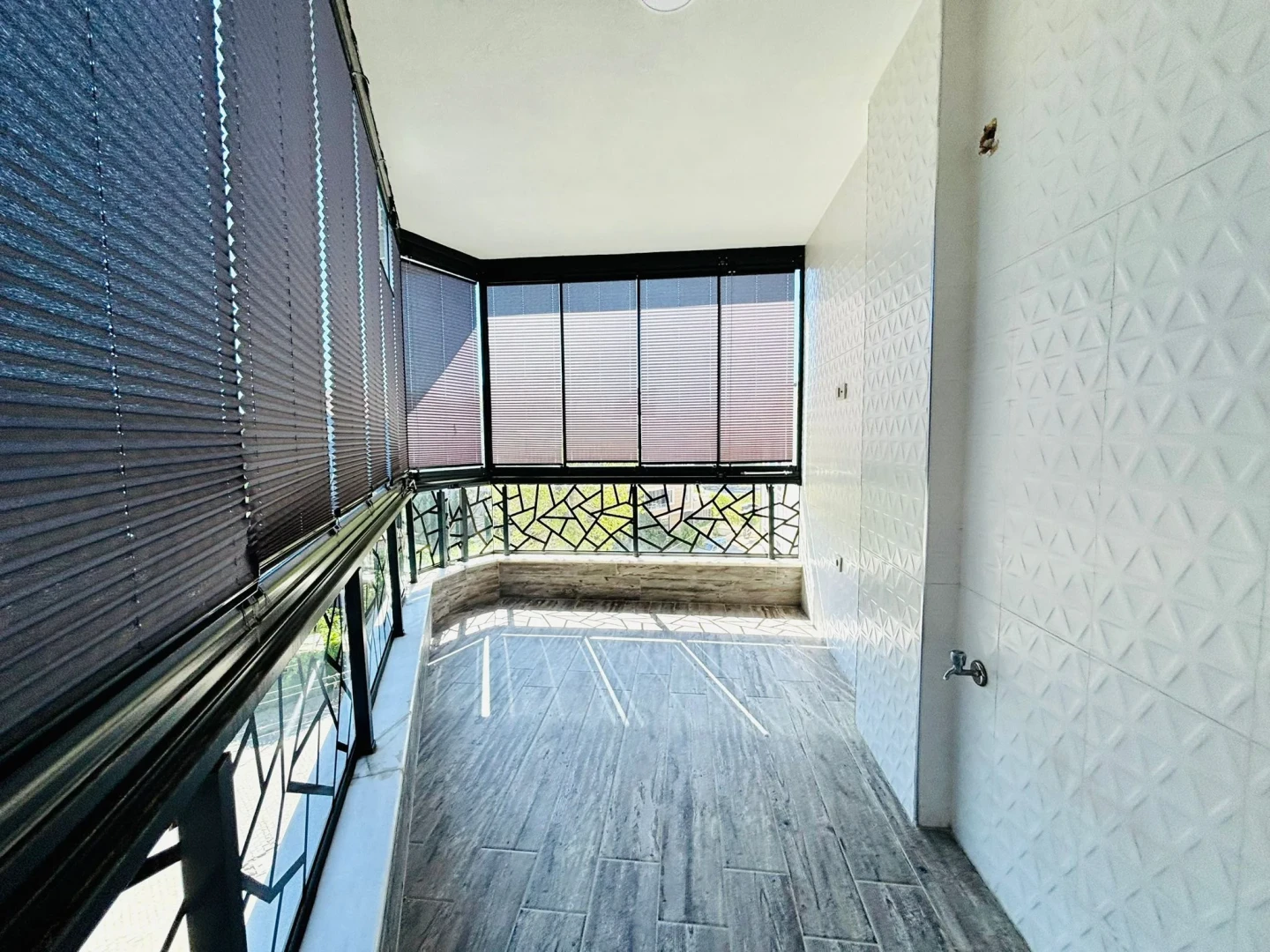 YÜKSELDEN İKİZÇAYDA ÖN CEPHE AYRI MUTFAK ULTRA LÜX 2+1 DAİRE