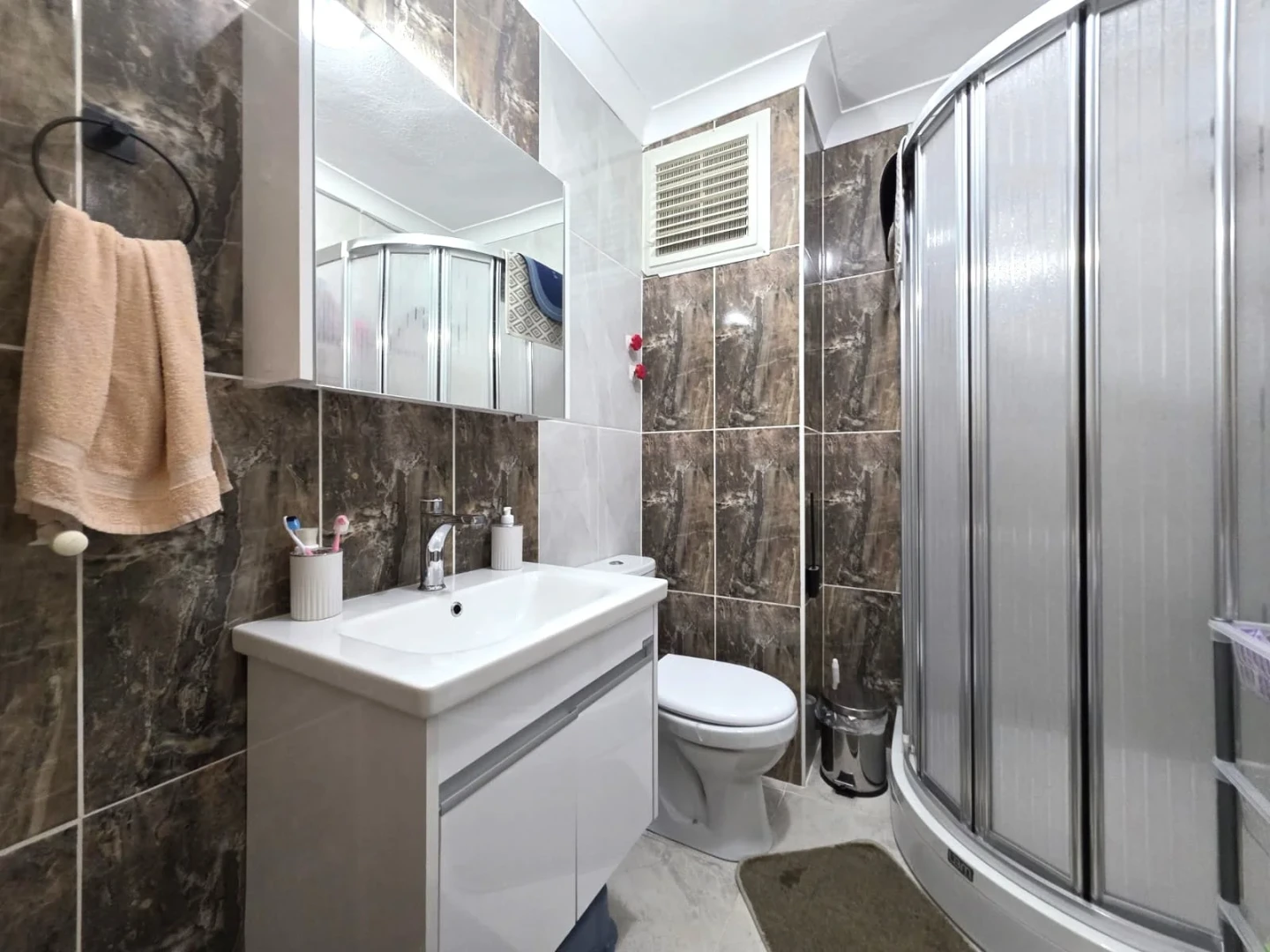YÜKSELDEN ALTINKUMDA BAHÇE KULLANIMLI 7 YAŞINDA FIRSAT 2+1 DAİRE