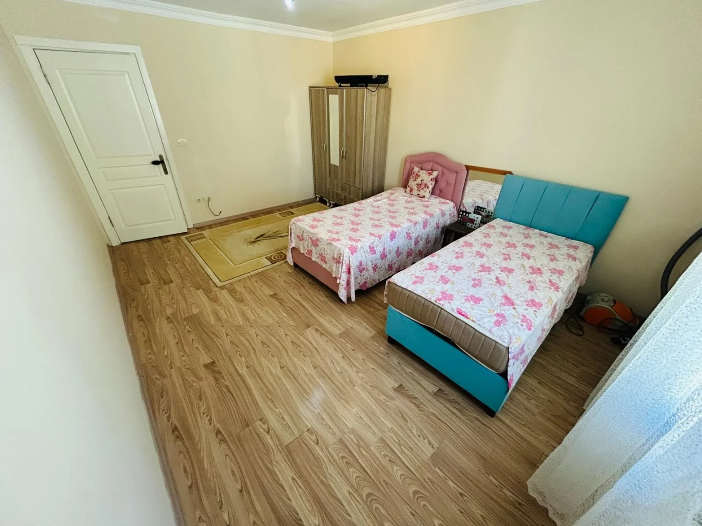YÜKSEL'DEN ALTINKUM'DA EŞYALI ARAKAT BAKIMLI MASRAFSIZ 1+1 DAİRE