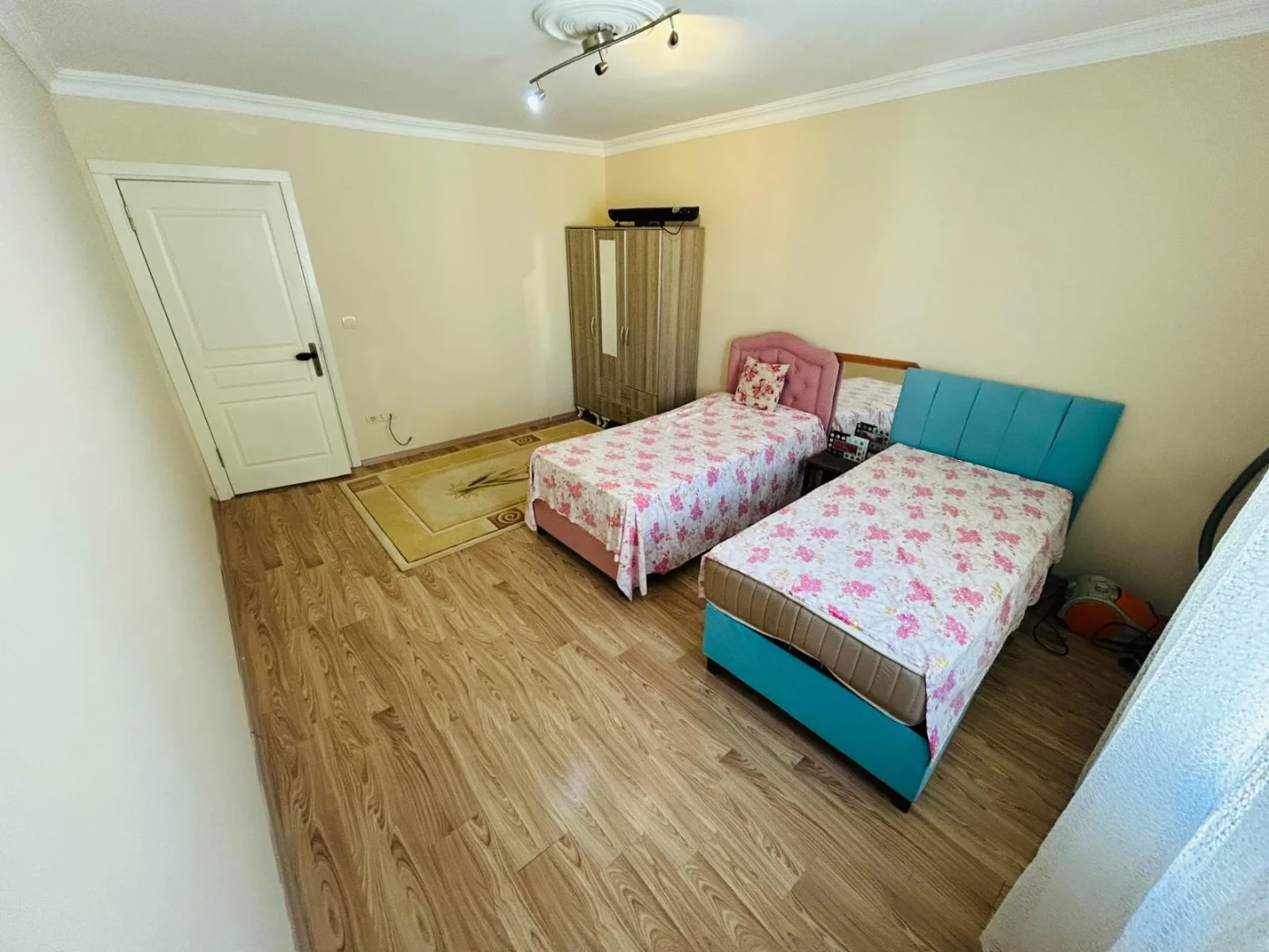 YÜKSEL'DEN ALTINKUM'DA EŞYALI ARAKAT BAKIMLI MASRAFSIZ 1+1 DAİRE