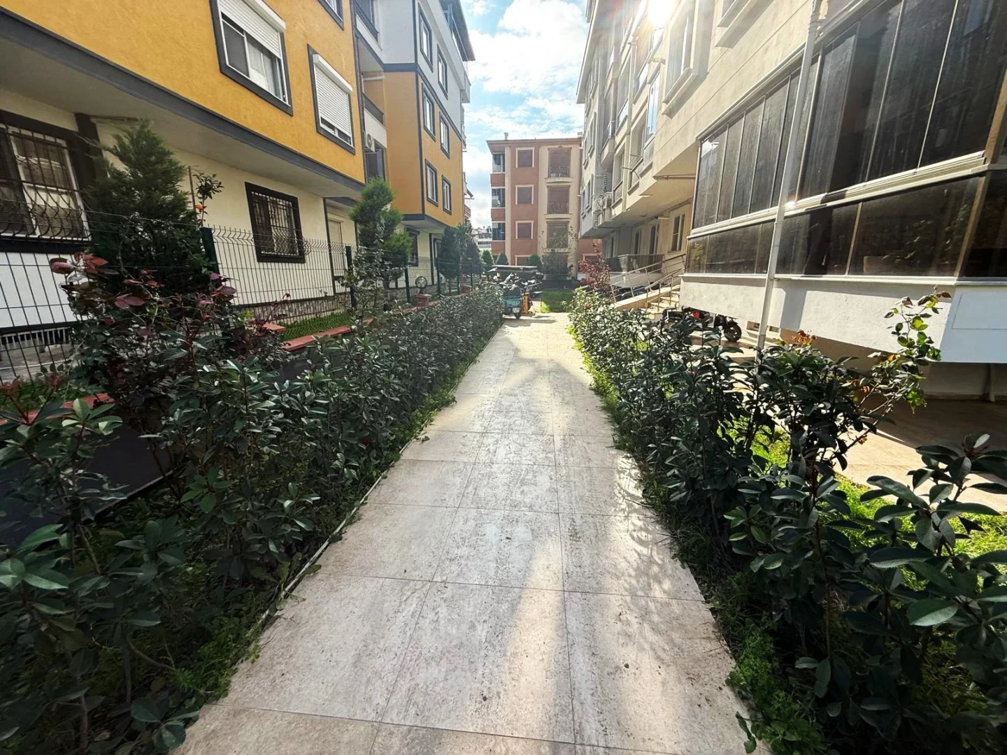 YÜKSELDEN ALTINKUMDA AYRI MUTFAKLI ARAKAT DOĞALGAZLI 2+1 DAİRE