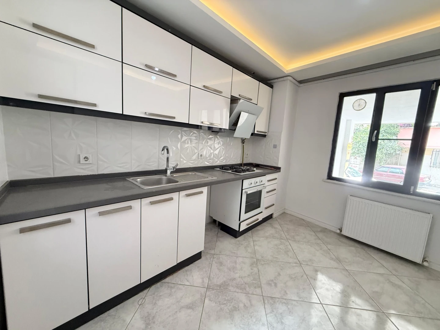ツYÜKSEL'DEN EDREMİT'TE OTOPARKLI CAM BALKONLU GENÇ 2+1 DAİREツ