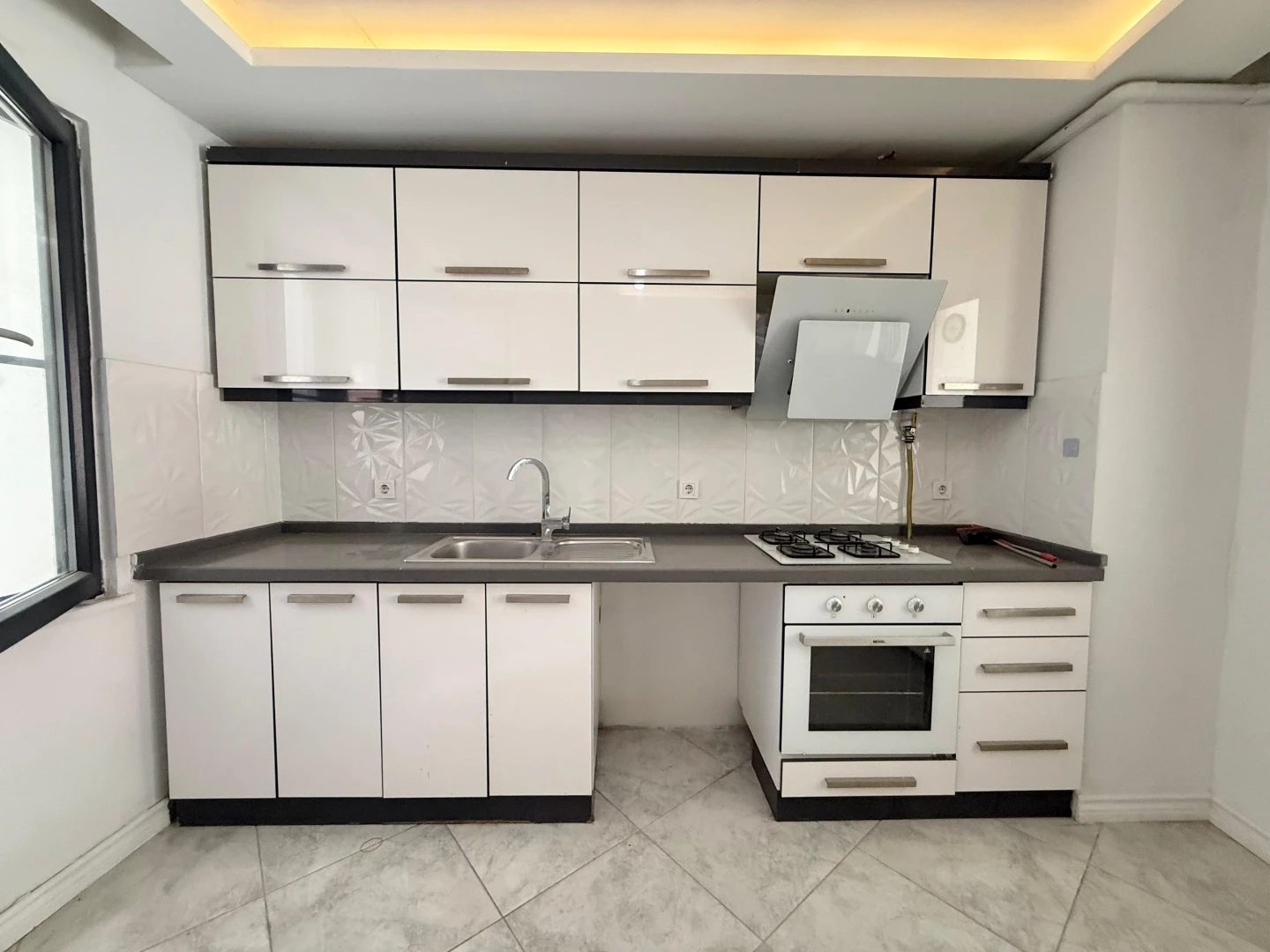 ツYÜKSEL'DEN EDREMİT'TE OTOPARKLI CAM BALKONLU GENÇ 2+1 DAİREツ