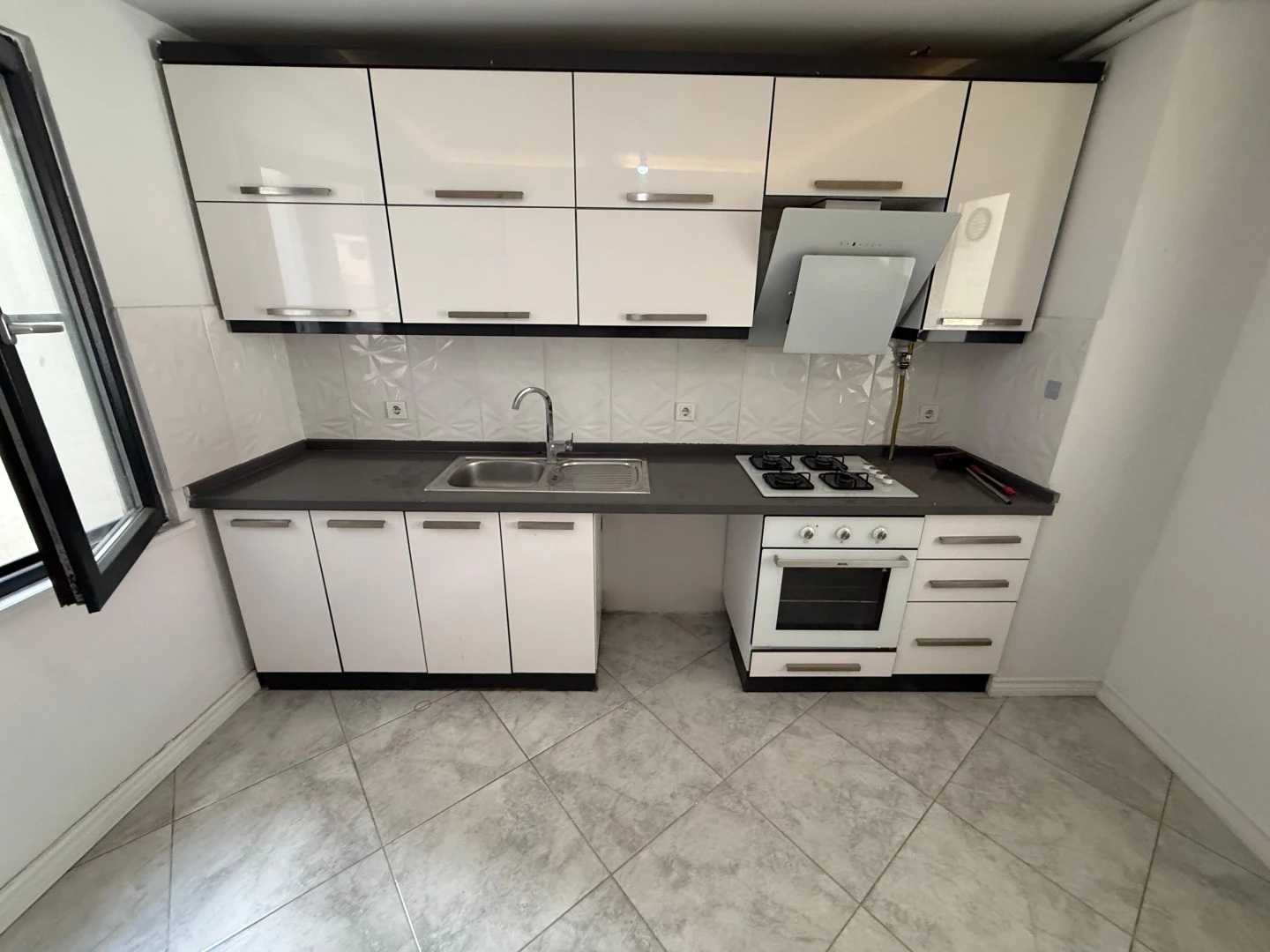 ツYÜKSEL'DEN EDREMİT'TE OTOPARKLI CAM BALKONLU GENÇ 2+1 DAİREツ