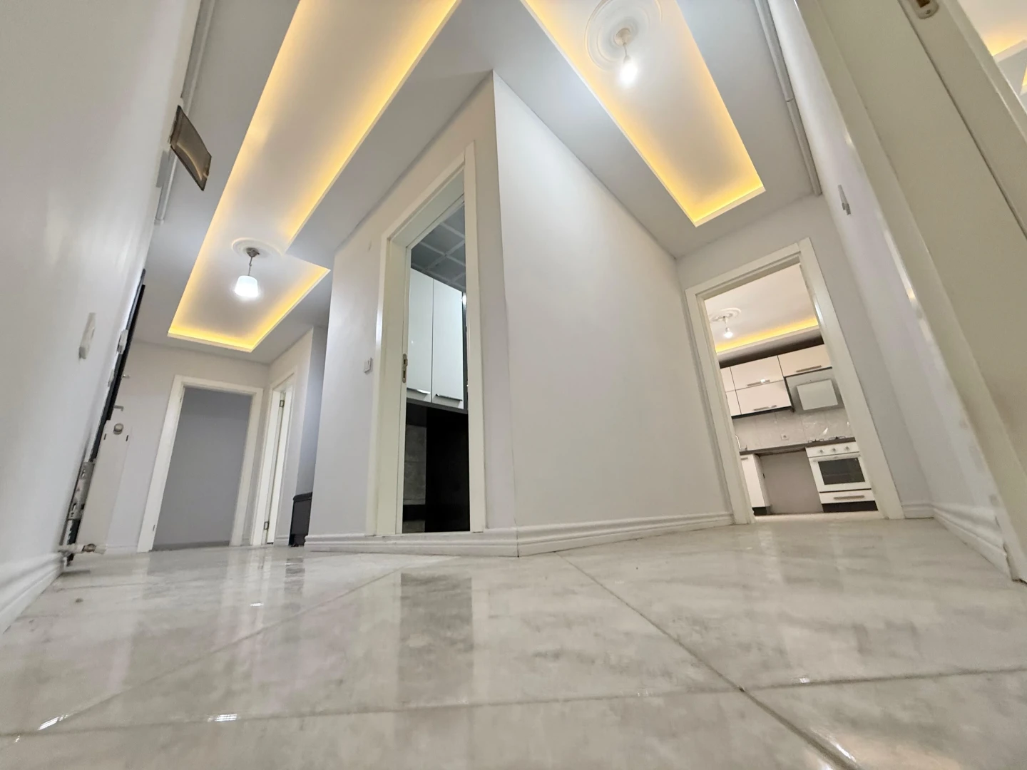 ツYÜKSEL'DEN EDREMİT'TE OTOPARKLI CAM BALKONLU GENÇ 2+1 DAİREツ