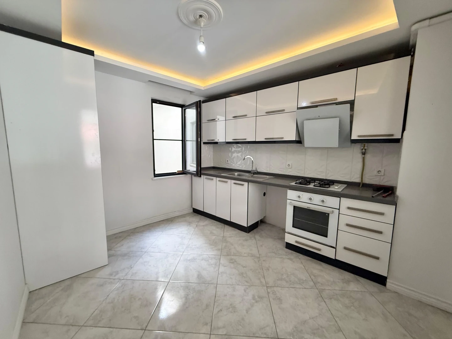 ツYÜKSEL'DEN EDREMİT'TE OTOPARKLI CAM BALKONLU GENÇ 2+1 DAİREツ