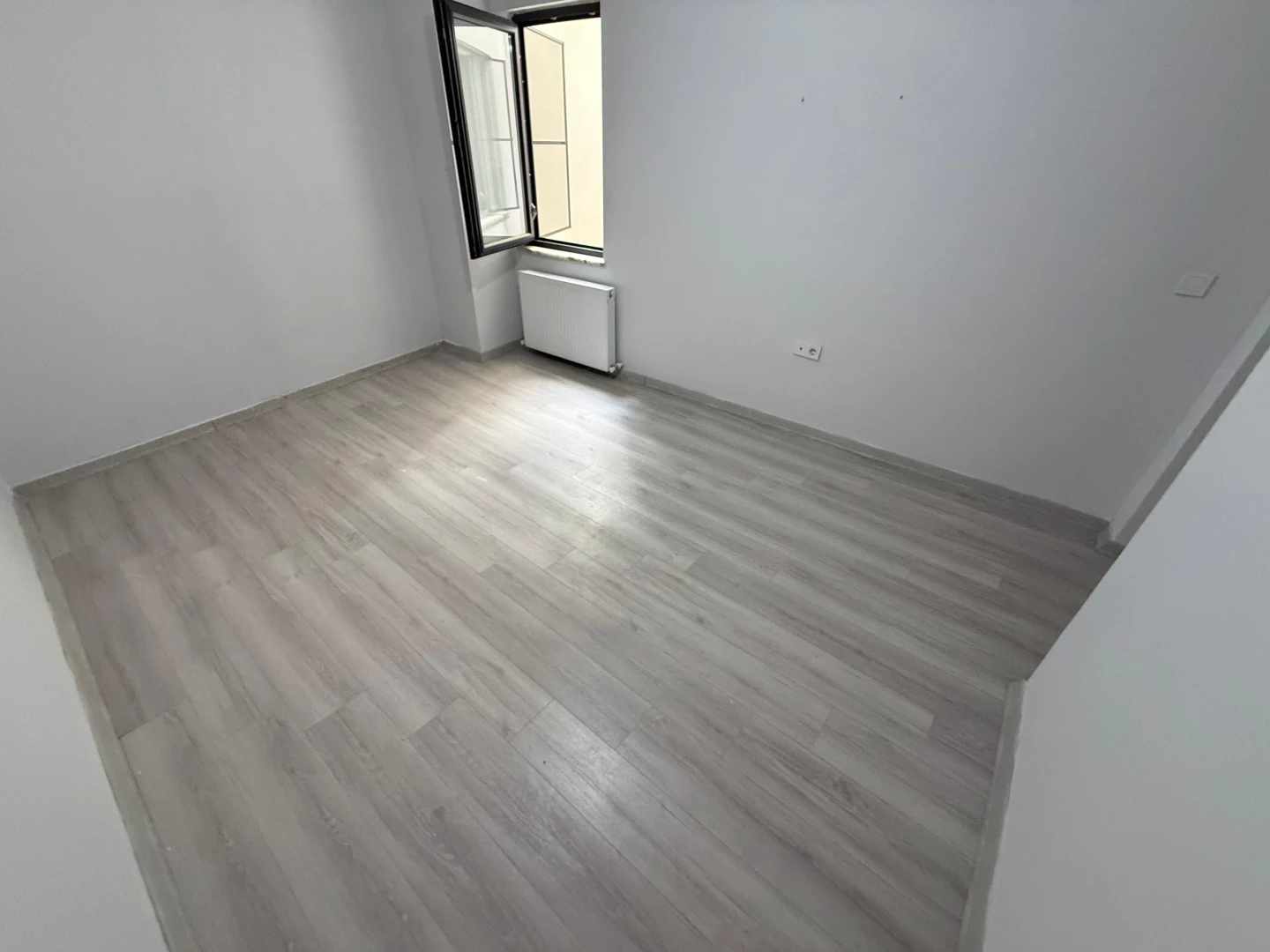 ツYÜKSEL'DEN EDREMİT'TE OTOPARKLI CAM BALKONLU GENÇ 2+1 DAİREツ