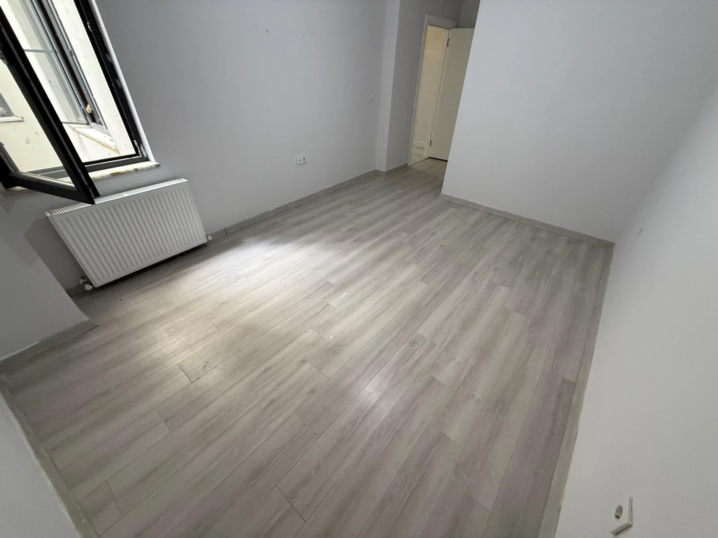 ツYÜKSEL'DEN EDREMİT'TE OTOPARKLI CAM BALKONLU GENÇ 2+1 DAİREツ