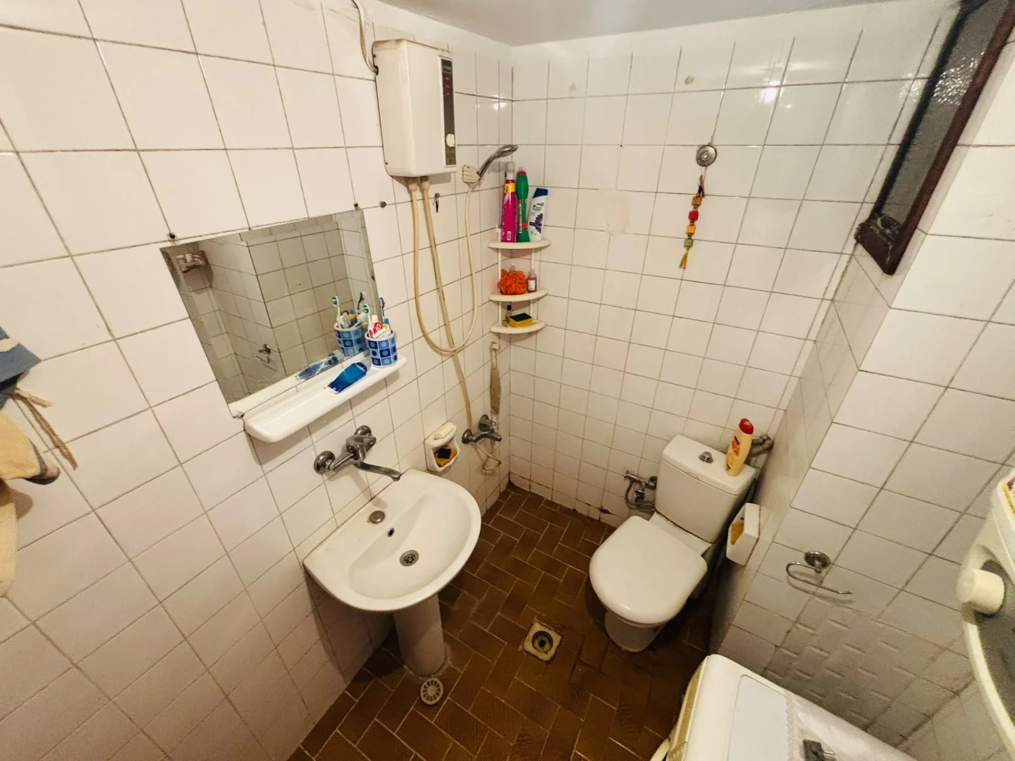 YÜKSELDEN AKÇAY MERKEZDE DENİZE 300METRE SATILIK AYRI MUTFAK 1+1