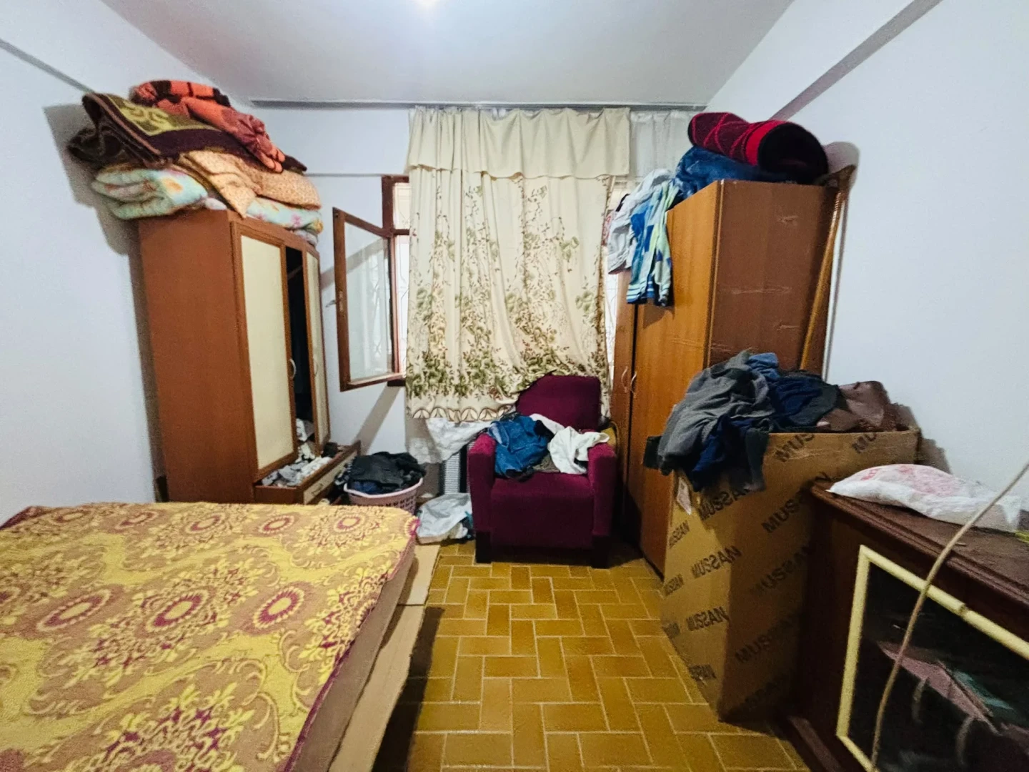 YÜKSELDEN AKÇAY MERKEZDE DENİZE 300METRE SATILIK AYRI MUTFAK 1+1