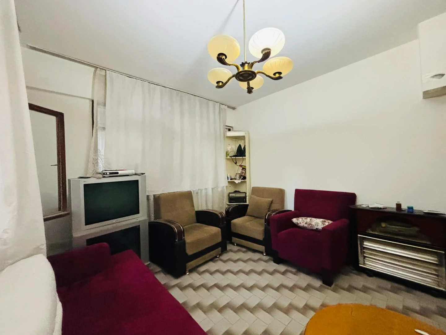 YÜKSELDEN AKÇAY MERKEZDE DENİZE 300METRE SATILIK AYRI MUTFAK 1+1