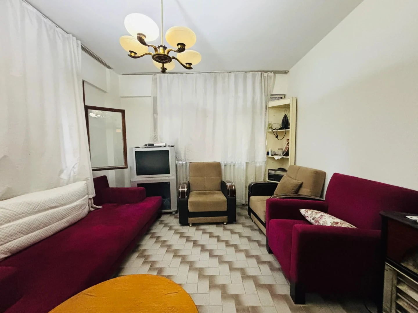YÜKSELDEN AKÇAY MERKEZDE DENİZE 300METRE SATILIK AYRI MUTFAK 1+1