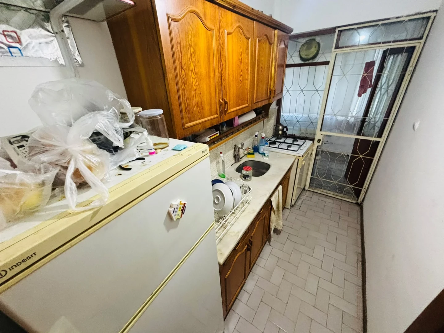 YÜKSELDEN AKÇAY MERKEZDE DENİZE 300METRE SATILIK AYRI MUTFAK 1+1