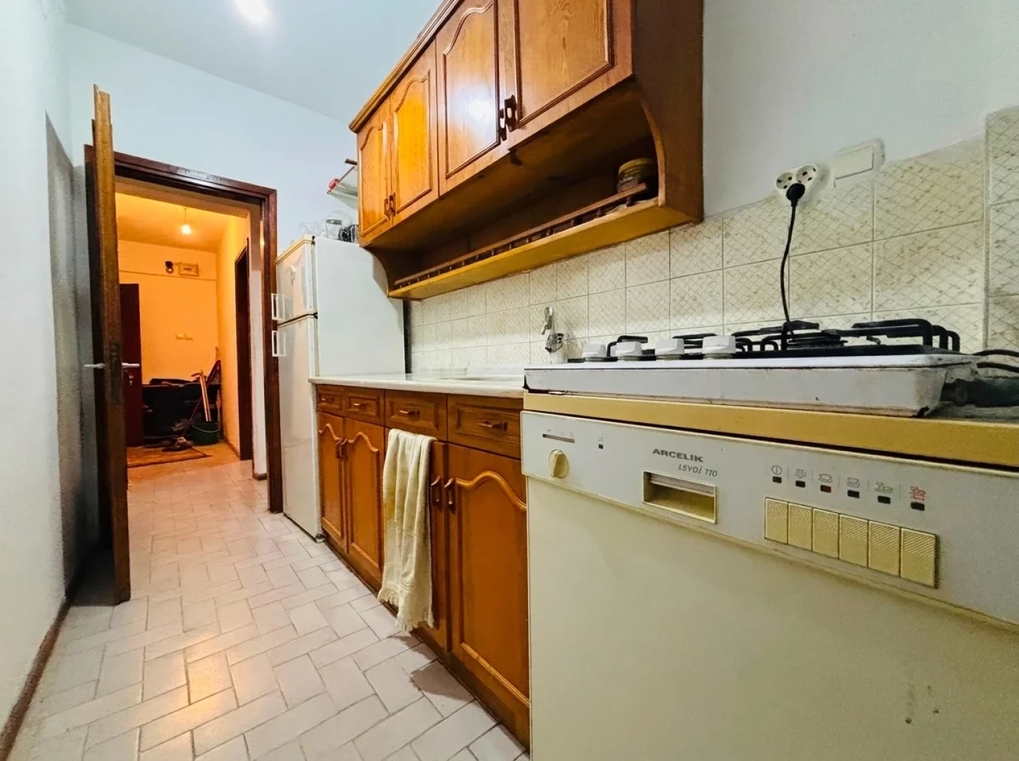 YÜKSELDEN AKÇAY MERKEZDE DENİZE 300METRE SATILIK AYRI MUTFAK 1+1