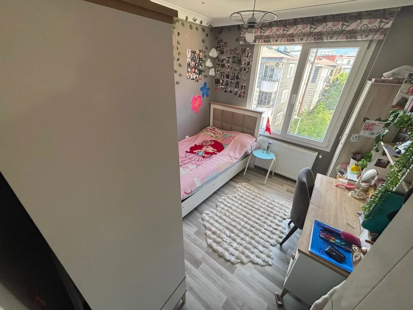 YÜKSELDEN İKİZÇAY'DA AYRI MUTFAKLI ÖNCEPHE CAM BALKONLU 2+1DAİRE