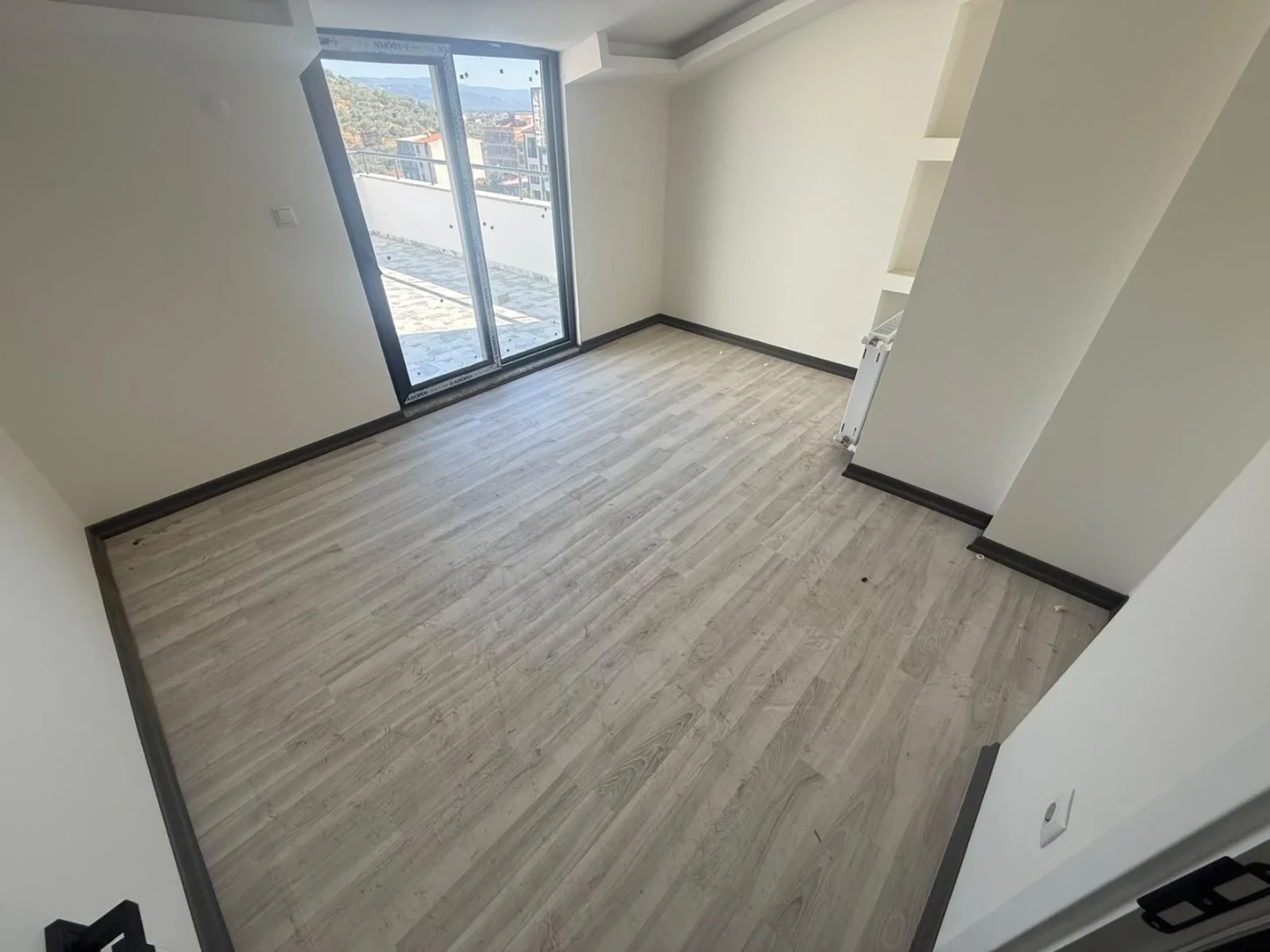 YÜKSEL'DEN EDREMİT'TE ÖNCEPHE GENİŞ TERASLI 2+1 DUBLEKS FIRSATI
