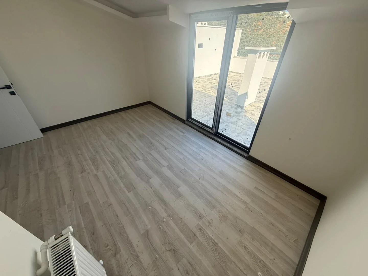 YÜKSEL'DEN EDREMİT'TE ÖNCEPHE GENİŞ TERASLI 2+1 DUBLEKS FIRSATI