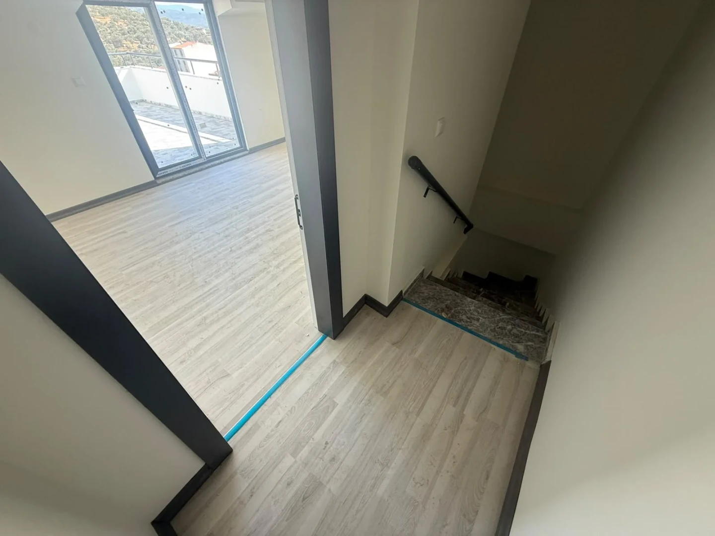 YÜKSEL'DEN EDREMİT'TE ÖNCEPHE GENİŞ TERASLI 2+1 DUBLEKS FIRSATI