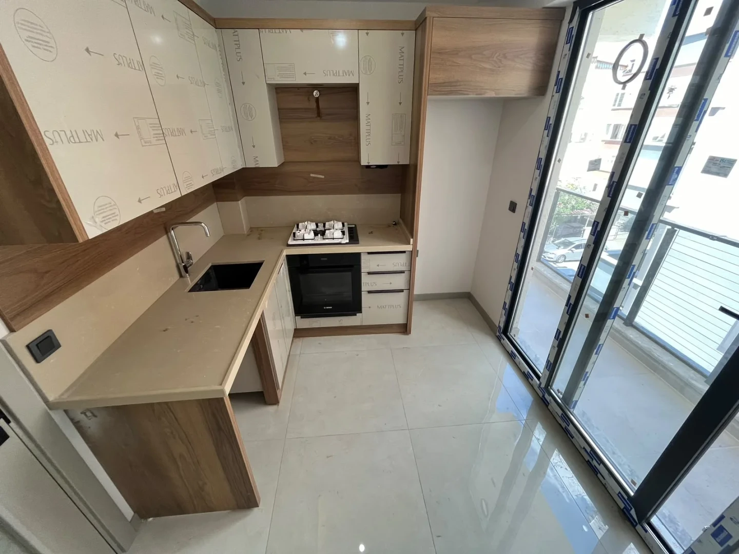 YÜKSELDEN AKÇAY MERKEZDE DENİZE 300MT YERDEN ISITMALI 2+1 DAİRE