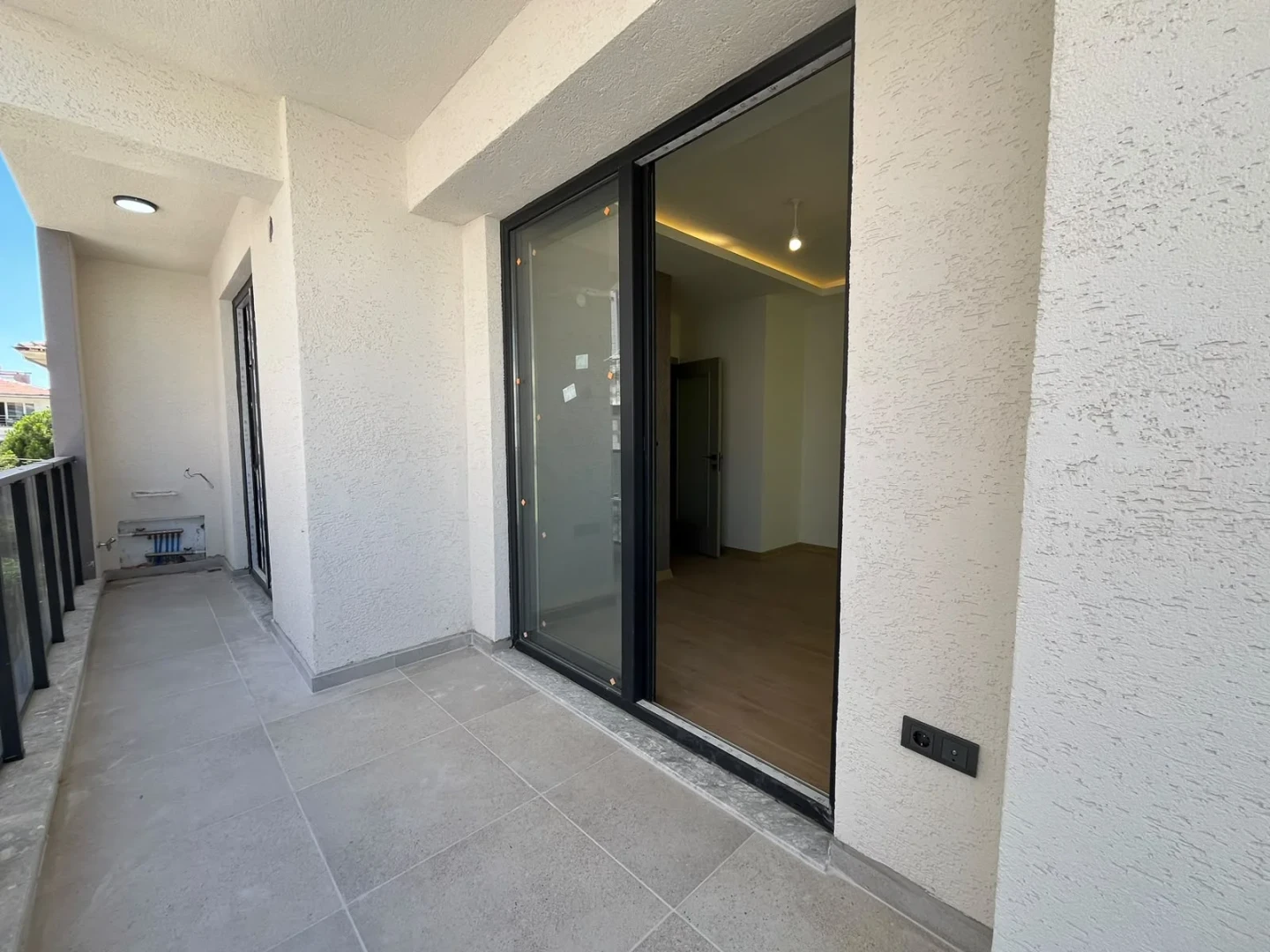YÜKSELDEN AKÇAY MERKEZDE DENİZE 300MT YERDEN ISITMALI 2+1 DAİRE