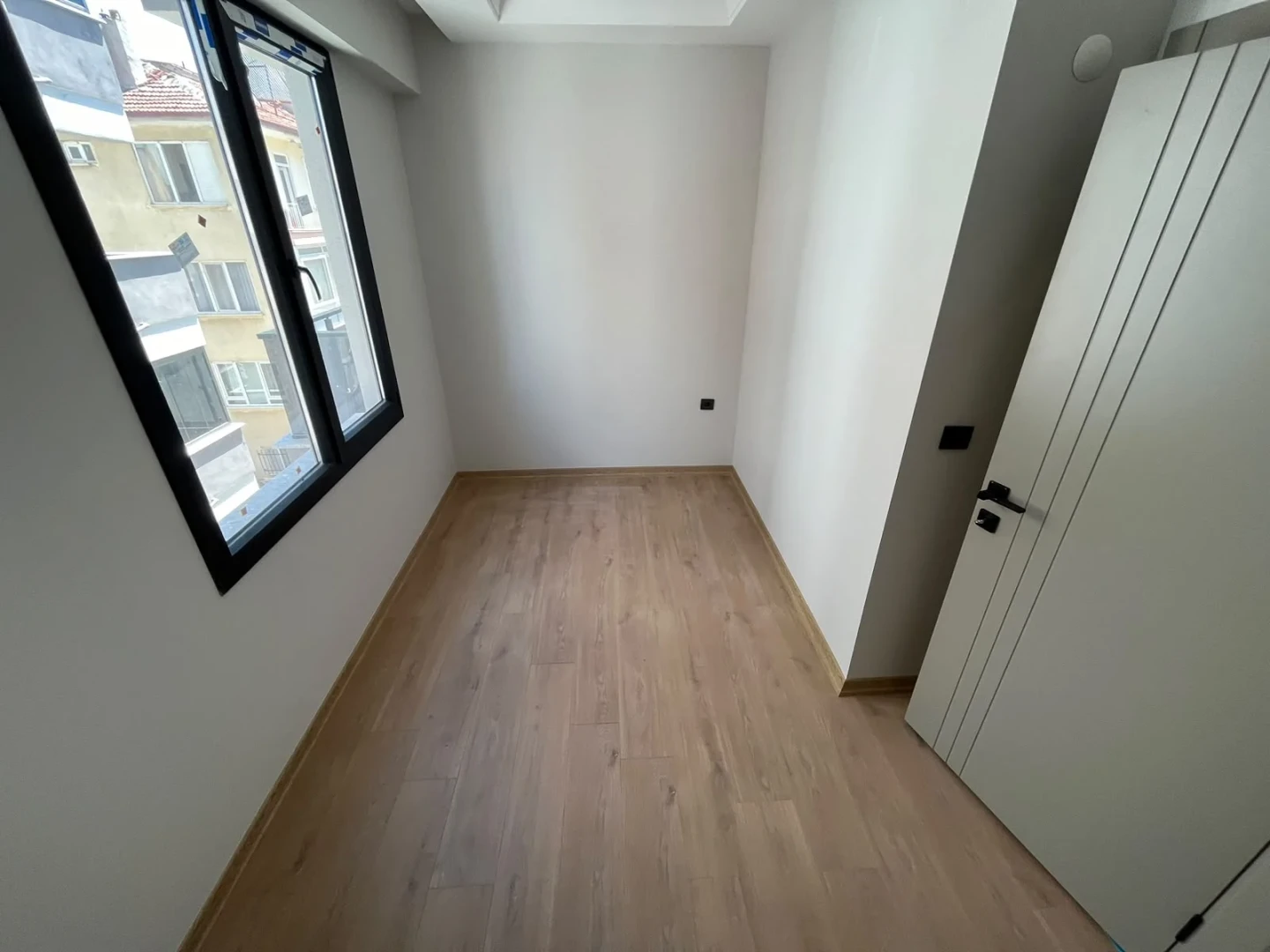 YÜKSELDEN AKÇAY MERKEZDE DENİZE 300MT YERDEN ISITMALI 2+1 DAİRE